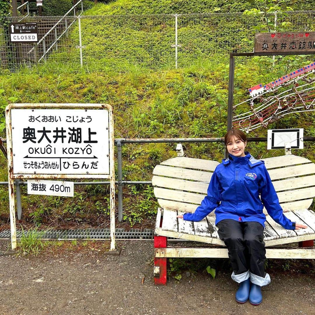 山﨑加奈さんのインスタグラム写真 - (山﨑加奈Instagram)「・ 昨日のTHE TIME,中継🌟 川根本町の山の中にある『奥大井湖上駅』からお伝えしました🙌🏻 今まで中継してきた中で1番過酷な現場でした😂 色んな方に「みたよ！」と言ってもらいましたがほぼ100%、「めちゃ息切れしてたけど大丈夫？」と言われました。笑 駐車場から駅に辿り着くまでは急な階段が続く中15分ほど歩きます🚶‍♀️ そして何度もリハーサルを重ねて、その度に体力は消耗されましたが(ただの運動不足)、 でも、さすが秘境駅！着いた時の景色の良さはもう感動です✨ エメラルドグリーンの湖にまっすぐ伸びる線路、本当に、アニメの世界観でした🥹  でも次はトロッコ列車で辿り着きたいです☺️ 列車の本数は少ないので、ご利用される方はよく確認してくださいね🫶 ・ #thetime_tbs  #奥大井湖上駅  #静岡観光 #レインボーブリッジ  #大井川鐵道 #井川線 #星空列車  #アナウンサー #山﨑加奈」5月16日 21時04分 - kana_yamazaki_sbs