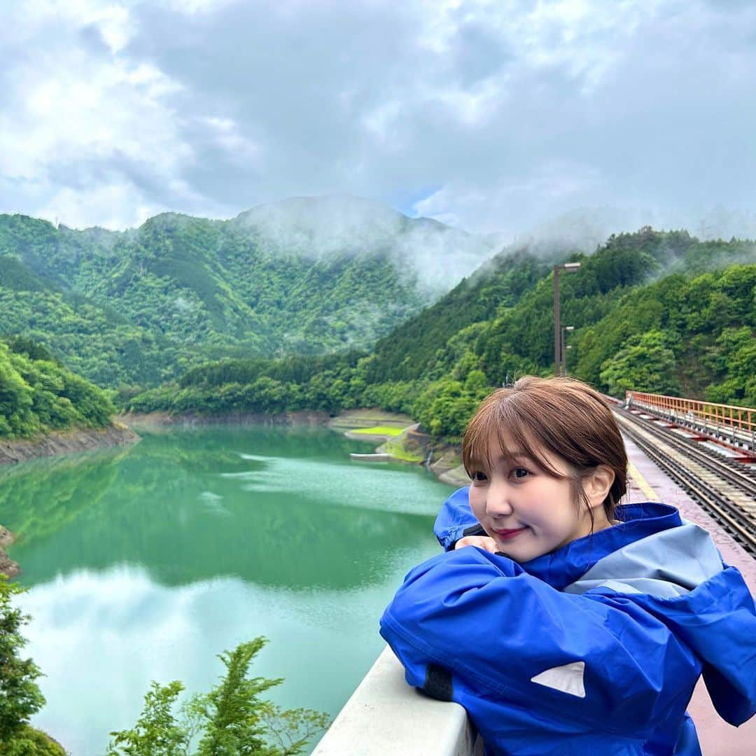 山﨑加奈のインスタグラム：「・ 昨日のTHE TIME,中継🌟 川根本町の山の中にある『奥大井湖上駅』からお伝えしました🙌🏻 今まで中継してきた中で1番過酷な現場でした😂 色んな方に「みたよ！」と言ってもらいましたがほぼ100%、「めちゃ息切れしてたけど大丈夫？」と言われました。笑 駐車場から駅に辿り着くまでは急な階段が続く中15分ほど歩きます🚶‍♀️ そして何度もリハーサルを重ねて、その度に体力は消耗されましたが(ただの運動不足)、 でも、さすが秘境駅！着いた時の景色の良さはもう感動です✨ エメラルドグリーンの湖にまっすぐ伸びる線路、本当に、アニメの世界観でした🥹  でも次はトロッコ列車で辿り着きたいです☺️ 列車の本数は少ないので、ご利用される方はよく確認してくださいね🫶 ・ #thetime_tbs  #奥大井湖上駅  #静岡観光 #レインボーブリッジ  #大井川鐵道 #井川線 #星空列車  #アナウンサー #山﨑加奈」