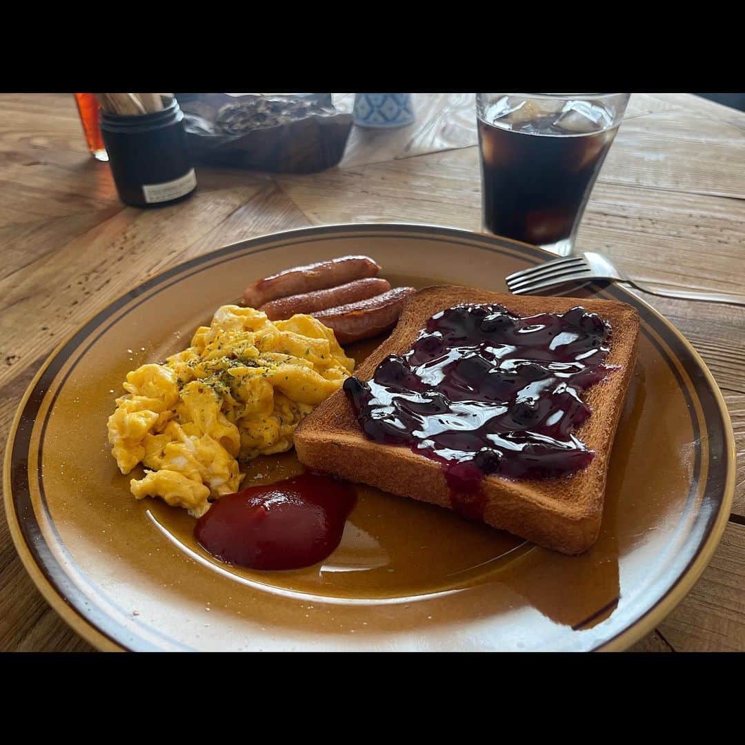 本田響矢のインスタグラム：「たまにこういう朝ごはん作りたい日くる、焼いただけだけど #ブルーベリージャムとイチゴジャムのパンが1番すきやねん #これブルーベリー」