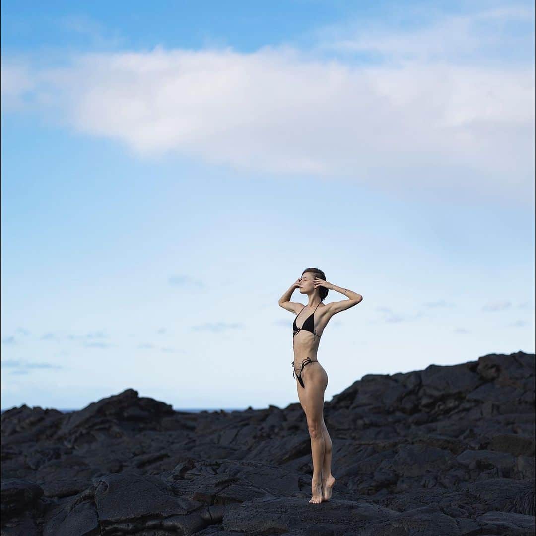 ballerina projectさんのインスタグラム写真 - (ballerina projectInstagram)「𝐌𝐚𝐜𝐤𝐞𝐧𝐳𝐢𝐞 𝐑𝐢𝐜𝐡𝐭𝐞𝐫 in Hawaii Volcanoes National Park. 🌋  @mackensova #mackenzierichter #ballerinaproject #ballerina #ballet #dance #hawaiivolcanoesnationalpark #bigisland #hawaii #samimirovintage   Ballerina Project 𝗹𝗮𝗿𝗴𝗲 𝗳𝗼𝗿𝗺𝗮𝘁 𝗹𝗶𝗺𝗶𝘁𝗲𝗱 𝗲𝗱𝘁𝗶𝗼𝗻 𝗽𝗿𝗶𝗻𝘁𝘀 and 𝗜𝗻𝘀𝘁𝗮𝘅 𝗰𝗼𝗹𝗹𝗲𝗰𝘁𝗶𝗼𝗻𝘀 on sale in our Etsy store. Link is located in our bio.  𝙎𝙪𝙗𝙨𝙘𝙧𝙞𝙗𝙚 to the 𝐁𝐚𝐥𝐥𝐞𝐫𝐢𝐧𝐚 𝐏𝐫𝐨𝐣𝐞𝐜𝐭 on Instagram to have access to exclusive and never seen before content. 🩰」5月16日 21時15分 - ballerinaproject_