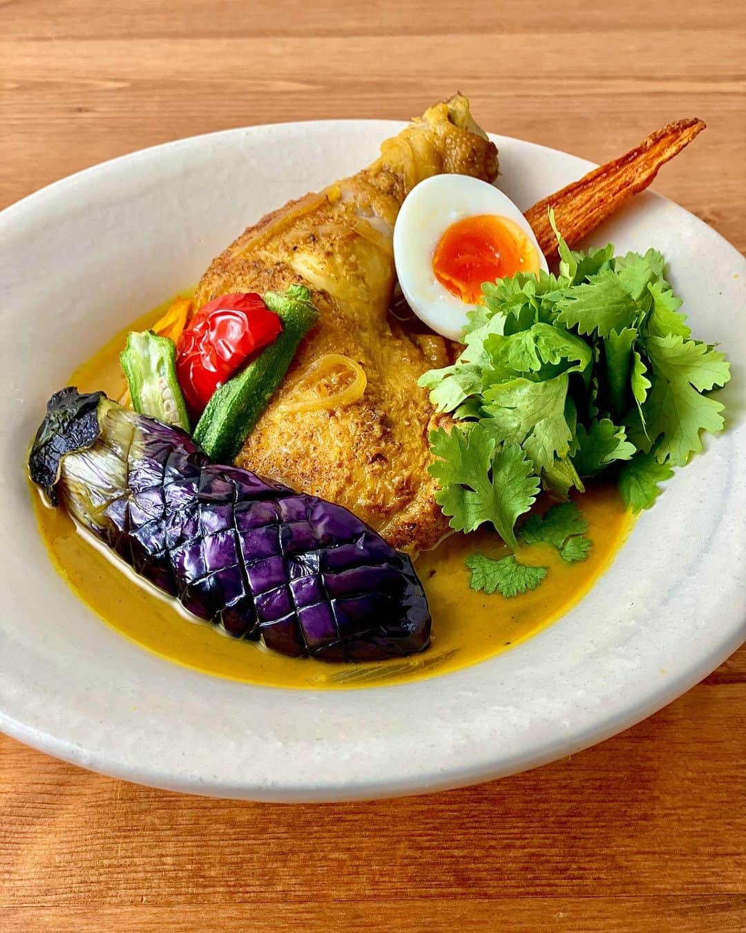 のインスタグラム：「M’sTABLE 速水流〜チキンスープカレー 骨付き鶏肉のこの圧倒的な存在感 スープカレーにこれは夢のような一品だ  レシピは概要欄で！ #youtube#mstable #cookinglover#kitchenlover#passion #foodpassion#foodlover#foodlove #cooking#recipe#鶏肉#骨付き鶏 #カレー#スープ#スープカレー #スパイス#野菜#卵#ゆで卵  #レシピ#レパートリー#美味い#簡単レシピ #良い1日を #mocomichihayami#hayami #速水流#速水茂虎道#速水もこみち」