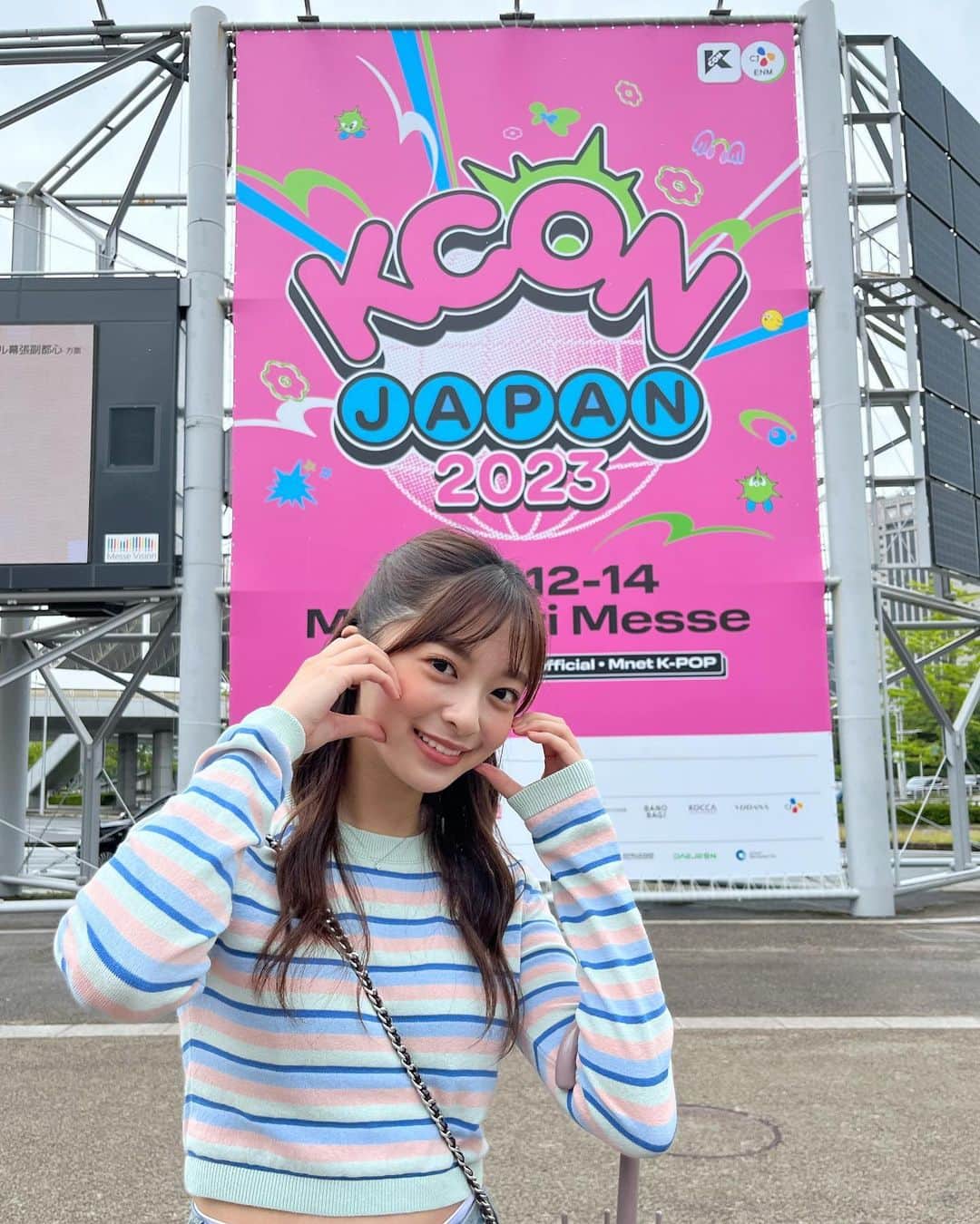 菊池柚花のインスタグラム：「. . . 先日、幕張メッセで行われた KCON JAPAN 2023に行ってきました☺︎ 世界最大規模のKカルチャーフェスティバルです🇰🇷  私の大好きなLESSERAFIMに会えました😭 ミーグリ（Meet & Greet）が当選して、至近距離で女神たちを拝めて…🥺🙏🏻  推しのユンジンが目の前で指ハートをしてくれて🫰🏻 幸せすぎてその場に倒れちゃいそうでした… 推しは尊いですね😭  沢山パワーを貰ったので、毎日頑張れてます💗」