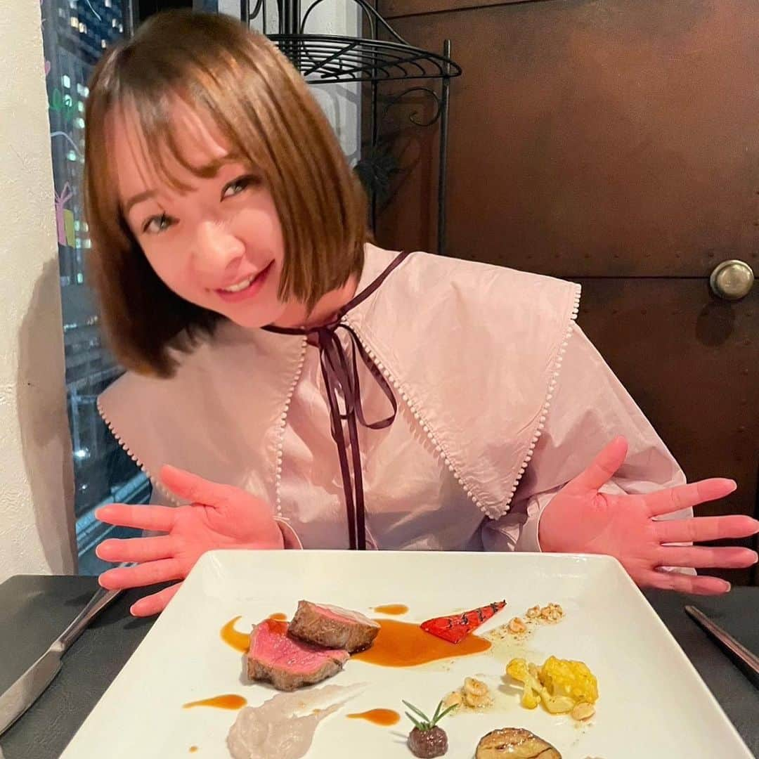 齊藤美沙貴さんのインスタグラム写真 - (齊藤美沙貴Instagram)「お誕生日ディナーは リクエストしたマジックレストラン🪄  ほんとに手の中でコインが増えたり減ったり… 指パッチンでトランプが一番前に出てきたり 一枚だけ裏返ってたりほんとに不思議すぎて感動だった！！！  ぐにゃぐにゃのスプーンは 写真立てにしてもらった🎁❤️  #誕生日ディナー #マジックバー#マジックレストラン」5月16日 21時11分 - misya_kids