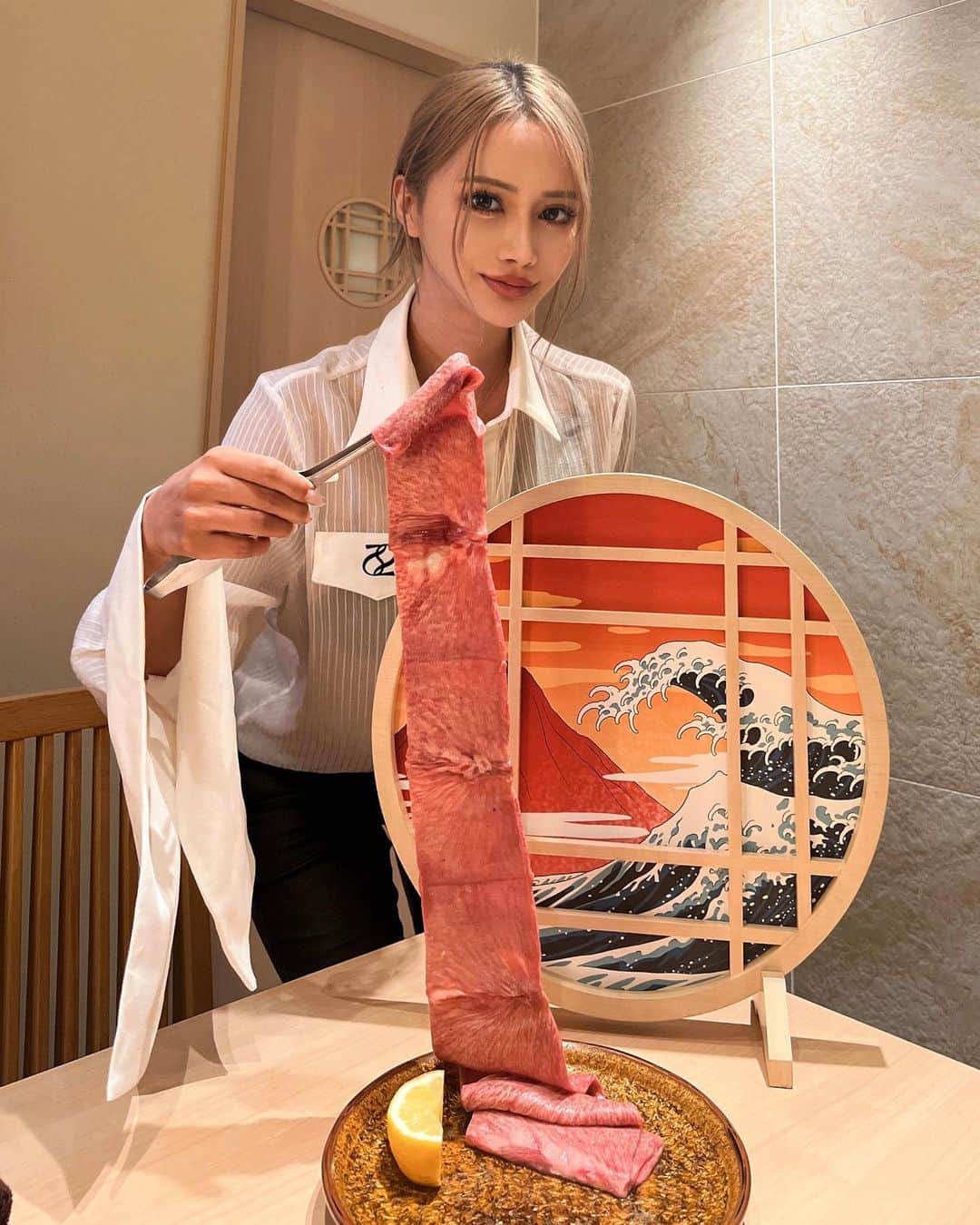 Chikoのインスタグラム：「銀座ちかみつ並木通り店で 【1周年記念の繋ぎタンコース】 堪能してきましたっ🩷 . 銀座並木店の名物、 つなぎタン…やばくないですか？😍！？ これはもう、映えでしか無い！笑 . 一度に丸々焼くのですが、 店員さんが綺麗にカットしてくれて レモン、生粒胡椒、ねぎ塩で頂きます… 私は胡椒で頂くのが良かったかな🤤 . トータルコースの内容は、 厳選和牛のユッケドッグ　〜淡雪塩〜 厳選和牛の炙り握り 繋ぎタン　～レモン・生粒胡椒・ネギ塩～ 厳選和牛ハラミ　～山葵～ 鳥取県産万葉牛1種　～淡雪塩～ 上ミノの湯引きとトマトの出汁ジュレ 厳選和牛赤身1種　～白ダレ～ 厳選和牛ヒレ一種　～黒ダレ～ ヒレとサーロインの土鍋ご飯 ちかみつ最中　～ほうじ茶アイス～ . と言った、 何とも豪華なメニュー…😍🤍 . なんと、今 ウニユッケドックとカツサンドが付いて 今ならこの券で飲み放題も付いて 飲み放題までもが付いてる ぽっきり1万円券が販売中です…！！ . 飲み放題なのにちゃんとしたお酒なので とっても申し訳ない気持ち…😂 数が限られてるので、 みんなぜひ行ってみてね🤤🤍🤍🤍」