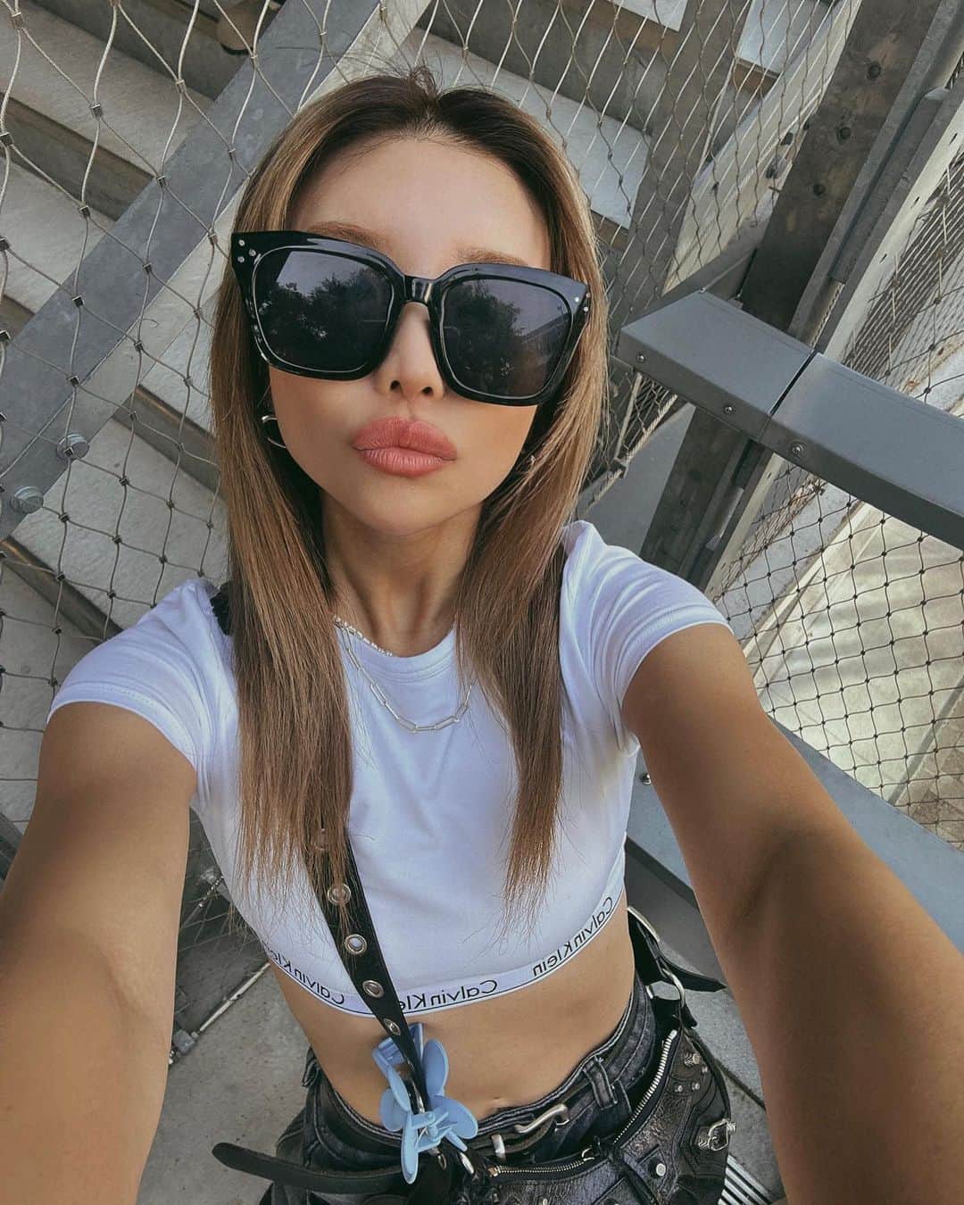 ✷kana✷さんのインスタグラム写真 - (✷kana✷Instagram)「盛れるサングラスをいつもありがとう @flex_japan 🕶️❤️‍🔥✨  今まででいちばんおっきいやつ！✨  #outfit#sunglasses#sunglassesfashion#flexjapan#calvinklein#selfie#looks#サングラス女子#海外コーデ#セルフィー」5月16日 21時25分 - xxkana513xx