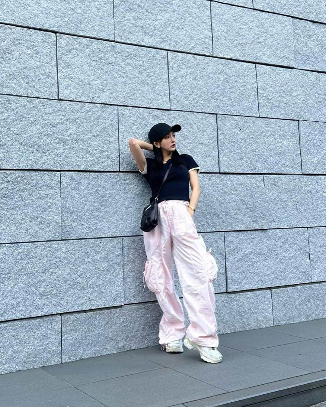 板野友美さんのインスタグラム写真 - (板野友美Instagram)「🌞⛓🦩‎👟  なんまいめ？🫶🏻  #tshirts  @rouje  #bottom @zara  #Bag @maisonmargiela  #cap  @neweracap  #sneaker @maisonmargiela  #ootd #Fashion #streetstyle #154cm」5月16日 21時25分 - tomo.i_0703