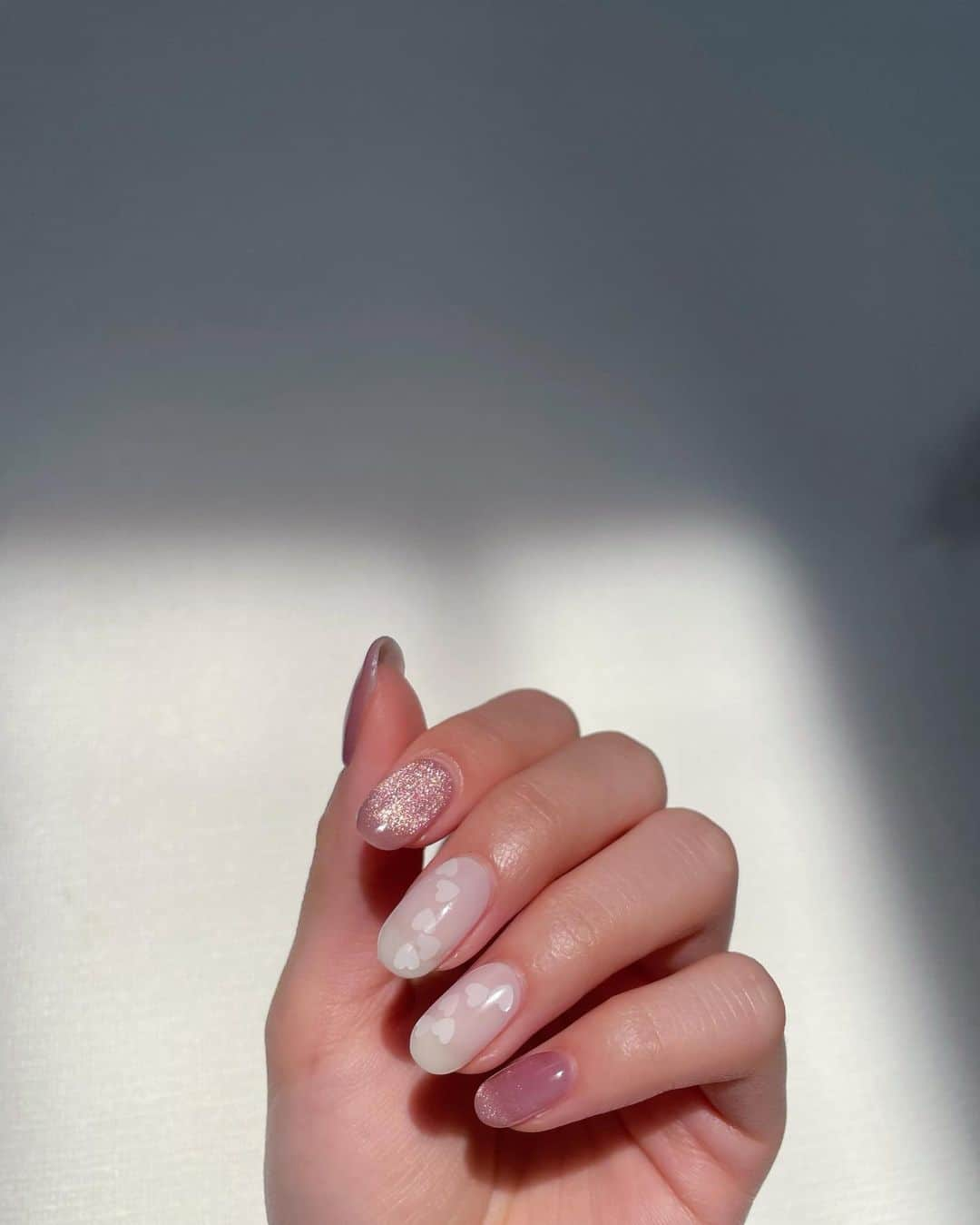 大和田南那さんのインスタグラム写真 - (大和田南那Instagram)「new nail♡♡  ピンクのマグネットと ホワイトベースにホワイトのハートがさりげなくて、ラブリーだけど大人ぽいデザインがお気に入り🤍🪽🎀  いくみさんにお任せしたらこんなに可愛くしてくれた…🪄 いつもありがと〜〜！👸🏻♡  @rememory__ikumi  #nail#ネイル#マグネットネイル#ピンクネイル#ネイルデザイン#ハートネイル」5月16日 21時25分 - nanaowada_official