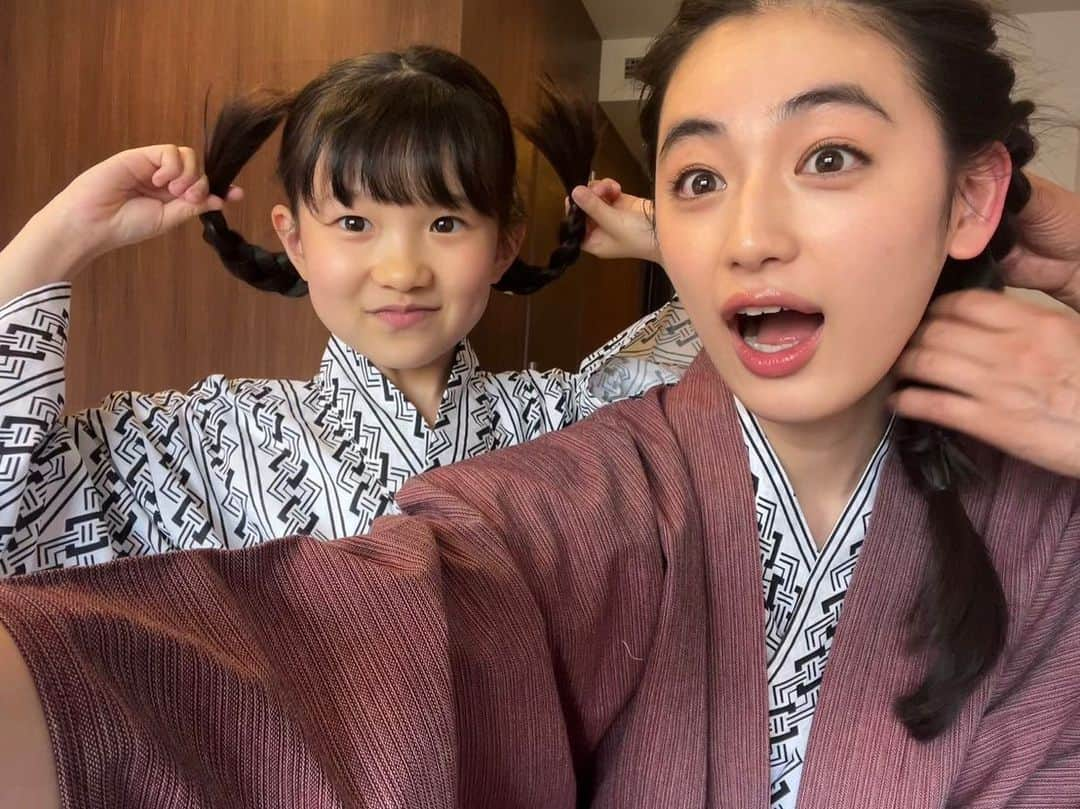 八木莉可子さんのインスタグラム写真 - (八木莉可子Instagram)「夜ドラ「おとなりに銀河」  本日、第26話放送です🌌  おにぃ無事帰って来ましたねー！  もか姉や護国さんに助けてもらいながらも、 みんなで乗り越えました☺️  まちとしおりの お互い役に立とうとしながら、 背伸びせずに、自分たちのままでいいんだ、 という結論も素敵でしたね。  みんな、一歩、大人になった！  今日もよる10時45分〜放送です。 是非みてね💫  写真は、一緒に頑張ったまちとの、いつかの。 三つ編みお揃いでした👧🏻🤍  3枚目には、ふみおが乱入だ！笑  #NHK #夜ドラ #おとなりに銀河」5月16日 21時20分 - yagirikaco_official