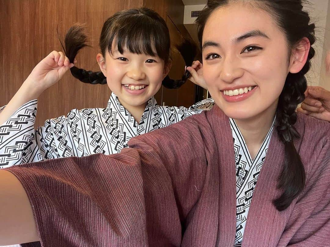 八木莉可子さんのインスタグラム写真 - (八木莉可子Instagram)「夜ドラ「おとなりに銀河」  本日、第26話放送です🌌  おにぃ無事帰って来ましたねー！  もか姉や護国さんに助けてもらいながらも、 みんなで乗り越えました☺️  まちとしおりの お互い役に立とうとしながら、 背伸びせずに、自分たちのままでいいんだ、 という結論も素敵でしたね。  みんな、一歩、大人になった！  今日もよる10時45分〜放送です。 是非みてね💫  写真は、一緒に頑張ったまちとの、いつかの。 三つ編みお揃いでした👧🏻🤍  3枚目には、ふみおが乱入だ！笑  #NHK #夜ドラ #おとなりに銀河」5月16日 21時20分 - yagirikaco_official