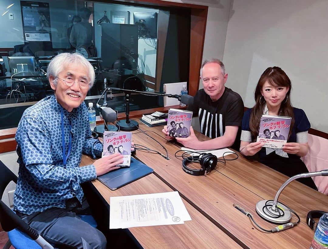 柴田幸子さんのインスタグラム写真 - (柴田幸子Instagram)「珍しく覇気のある顔🤣🎙️🫧  TOKYO FM収録ゲストは アメリカ文学・ポピュラー音楽研究者で 東京大学名誉教授の佐藤良明さん☝🏻  現代アメリカの文学・文化・音楽を起点にした 研究・評論を行う一方で 大学の英語の授業改革や日本の英語教育に 取り組んでいらっしゃいます  最新刊は ボブ・ディランが書き下ろした本を翻訳した 「ソングの哲学」  ディランが66曲を選び 音楽評論を行った1冊となっています  今日は そのボブ・ディランについて また英語教育についてなど 様々なお話を伺いました😌❤️‍🔥  ボブ・ディランの世界！！！  ディランの存在は魔法🪄のようだと  私みたいな凡人には到底理解できないような 哲学を持っていた方らしいことは 分かりました😆🫰🏻🫧  ディラン好きの方 是非に！！！  🦋Every Fri. 18:30〜OA 　　　　　　The Lifestyle MUSEUM  #アナウンサー #フリーアナウンサー #radio #ラジオ #収録 #ボブディラン  ・ ・」5月16日 21時21分 - shibata_sachiko