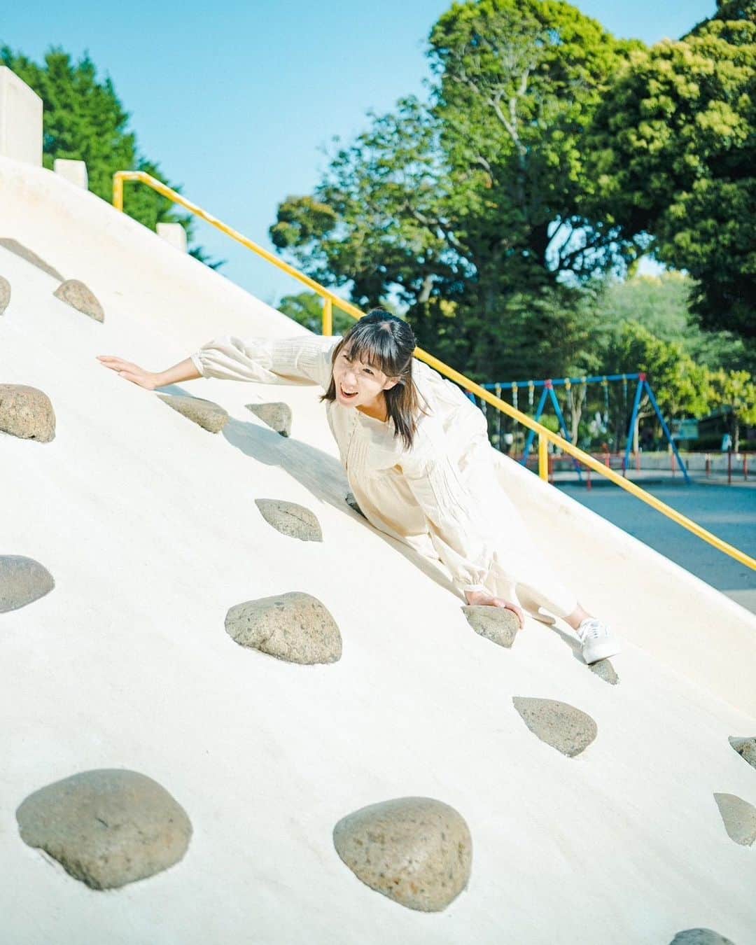 尾上彩さんのインスタグラム写真 - (尾上彩Instagram)「ワンピース着てるなんて関係ない！笑 大人になっても公園は楽しい🥳 📸 @yuki_hiroshige  ・ ・ ・ ・ ・ #公園 #park #カメラ #ポートレート #うんてい」5月16日 21時22分 - aya_onoe