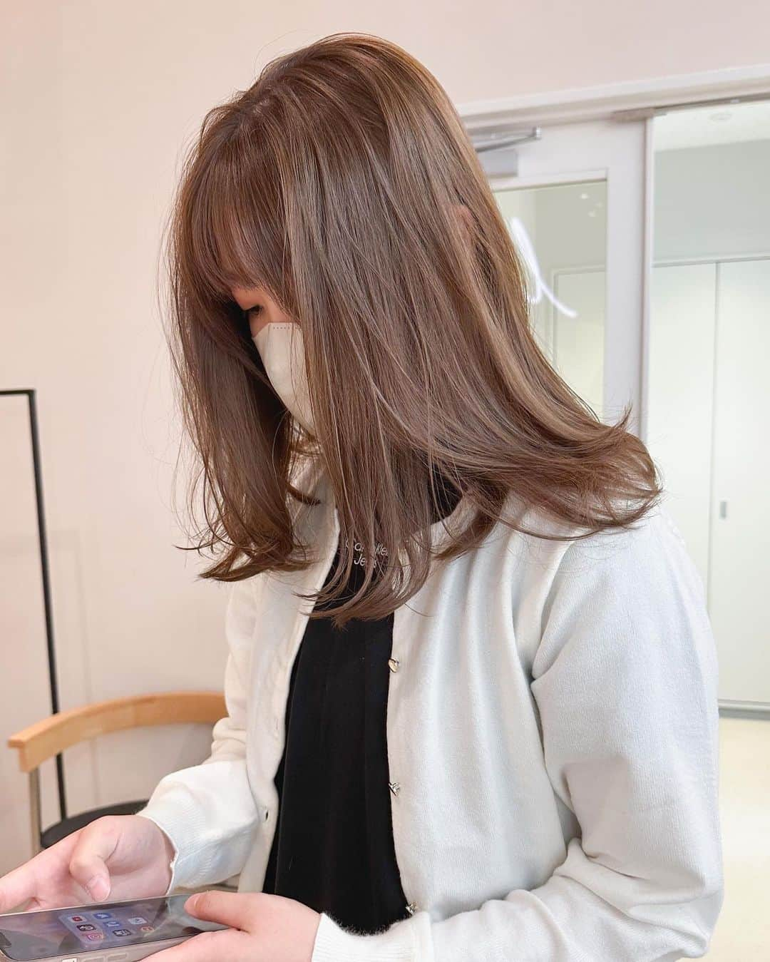 小西涼さんのインスタグラム写真 - (小西涼Instagram)「シークレットハイライトで作る 人気のヘアスタイル💇‍♀️ ゆったりくびれ×くすみベージュ ． 今回は ◆camel ◆Pearl ◆beige の3つの配合になります！ ． ミディをワンカールで仕上げて 3段のランダムなレイヤーワンカールが可愛いです💁‍♂️ ． ． #ハイライト ． ． ~ ~ ~ ~ ~~ ~ ~ ~ ~ ~~ ~ ~ ~ ~ ~ 保存して毎日のスタイリングの参考に😊✨ @ryokonishi_ways フォローして 美容コンテンツをマネしてみてください😉 ~ ~ ~ ~ ~ ~~ ~ ~ ~ ~ ~ ~ ~ ~ ~ ~  #くすみベージュ #ベージュ #オリーブ#オリーブベージュ #ハイライト#ハイライトカラー」5月16日 21時28分 - ryokonishi_ways