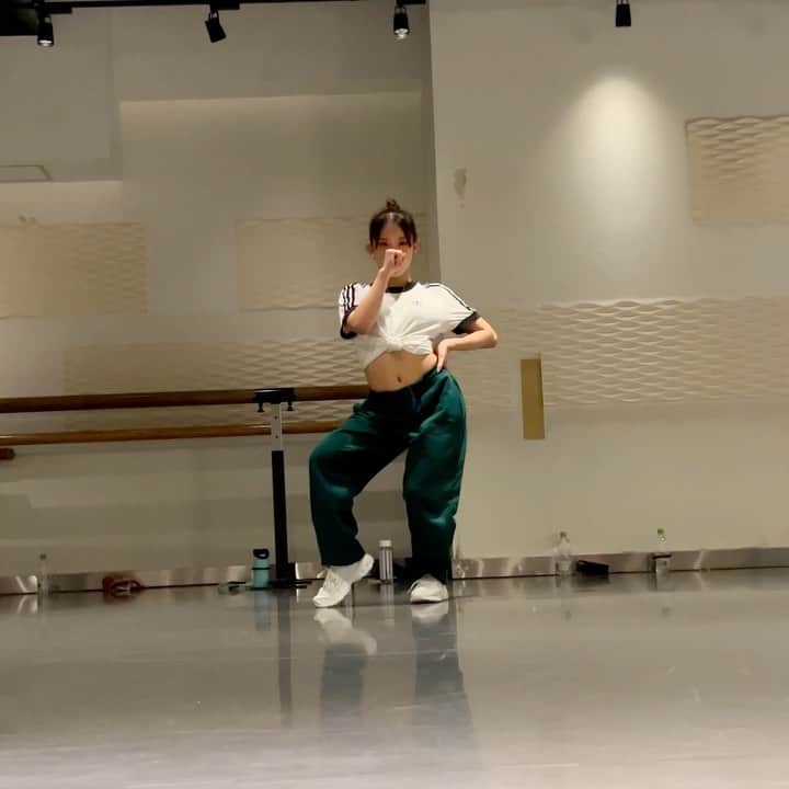 Asuka Fujimoriのインスタグラム：「🅾️✴︎ @usher  ・・・ 仕上がり過ぎてた皆んなに私もうこんなでした〜🫠🤯😍  1.@miyabinpi  2.@yuhi_0702  3.@nene.u3u  4.@miyua__stemari  5.@rikuto_dance   #omg#usher #choreography#jazzfunk」