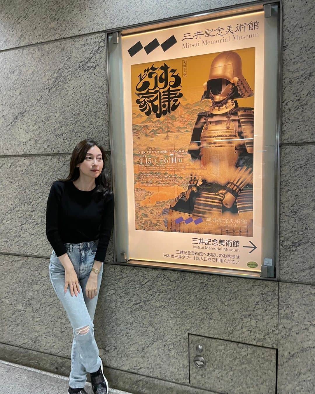 小橋めぐみのインスタグラム：「三井記念美術館にて、 NHK大河ドラマ特別展「どうする家康」へ。  一番観たかったのは、 家康が着用している《金陀美具足》の実物。何か宿っていそうな迫力で、眼福🥹ピカピカでした。  家康愛用の品々も展示されていて、 青磁の茶碗だったり、香炉には当時家康が使用していた時の灰がそのまま残っていたり。あと、家康が描いたとされる《水艸立鷺図》。余白たっぷり、のびのびゆるっと描かれた鷺がなんとも味わい深くて好きだったなぁ。 家康だけではなく、信長、秀吉、光秀の肖像画もあり、 戦国アベンジャーズ的な、 華やかな展覧会でした。  #どうする家康 #三井記念美術館」