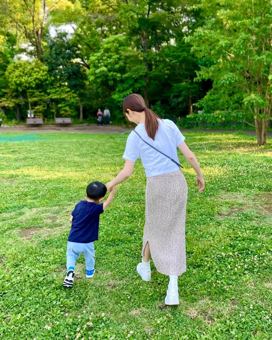 大寺かおりさんのインスタグラム写真 - (大寺かおりInstagram)「新緑の隙間から覗く木漏れ日💚 外に出たらあまりに暑くてビックリ。。 木陰が心地良かったです☺️🌳 . #新緑 #マイナスイオン #男の子ママ #1y4m」5月16日 21時42分 - kaori_ootera