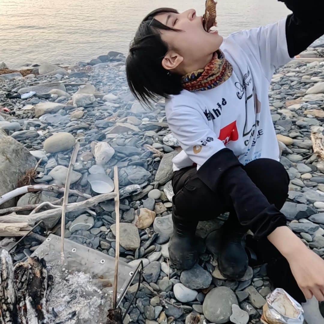 かほなんのインスタグラム：「10日間サバイバルチャレンジ、はじめての食べ物……美味しいね……😢✨  このあと何日かかけて美味しい食べ方、美味しい部位、いろいろ発見します、が、とりあえず初日は串焼きにしました！！！  ということで、新しい動画をUPしましたー！ 1日目の夜です、ﾐﾃﾈｰ!😆  あ、夜はちゃんと清潔にして寝てるよ！！笑 髪のあれこれは #花王 の #メリットデイプラス を使っています！ 外シャンプー！ 厚手シートでゴシゴシ🙆‍♀️✨ キャンプにも、登山にも、防災用品としてもオススメです✌️ ｻﾜﾔｶ~!  画像後半は、サバイバルチャレンジの舞台となった対馬の市役所にて😌 (水槽は @shimasui_tsushima ) 対馬ええところー！ 7月もいるよー！👊  #防災士 #10日間サバイバルチャレンジ #さばいどる  #かほなん」