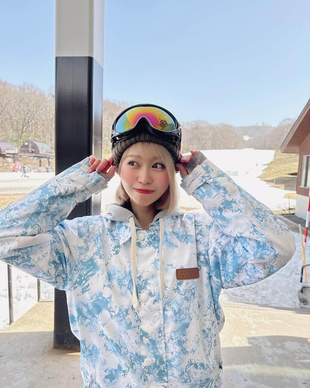 牧野広実のインスタグラム：「⑅◡̈*  　　　　　 皆は夏と冬どっちが好き？　 私は夏です☀️  　　　　　 　　　　 #surfing #surfgirl #snowboard #サーフィン女子　#スノボ女子」