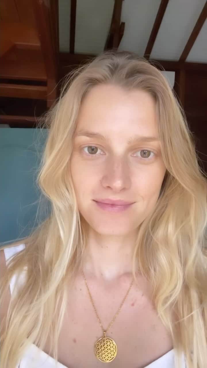 シグリッド・アグレンのインスタグラム：「2023, l’année des visions qui deviennent réalité 🙏🏻✨   J’ai rêvé de cet espace depuis que je me suis pris d’amour pour l’enseignement du Qigong. J’ai rêvé d’un espace où on se sentirait comme dans un cocon, apaisé, ressourcé, inspiré. D’un espace où je pourrais inviter d’autres thérapeutes partager de leur magie et de leur douceur. D’un espace qui pourraient accueillir des expositions, des artistes, des visions. D’un espace de co-création vivant, multiple, où l’on se sent comme à la maison. Je le vois comme votre espace car c’est vous qui lui donnerez vie.  Continuez à croire en vos rêves et posez vos visions car il n’y a aucun doute qu’elles deviennent réalité ✨❤️.  Merci infiniment à @lignes_by_gladys_barnay et @blacklineconcept pour m’avoir accompagné tout aux longs des travaux et de la conception de cet espace 🙏🏻.  Début des cours de Qigong le mercredi 14 juin. Si hâte de vous retrouver 💞.」