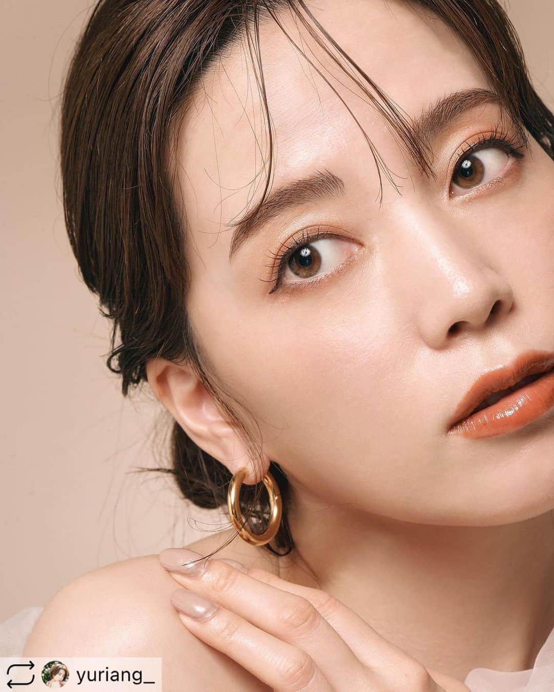 谷口翠彩のインスタグラム：「work 💄hair makeup. @yuriang_  @l_co.official   Photo @ogawaken59  Hair Make @xxmido_txx  #Repost with  foop pierce/earring @l_co.official @yuriang_  4th collaboration jewelry  【5.19 19:00〜 受注開始】  @l_co.official  L&Co.と4回目のコラボジュエリーを発売します！ シンプルなファッションのポイントになるような、存在感のあるジュエリーを。 普段使いにも、結婚式やパーティーにも使ってほしいデザインにしました🤍  今回はじめて、ヘアジュエリーも。 どんなに忙しい朝でもきゅっと結んだ髪にこのヘアカフを差したらアレンジしたような華やかさ。 結婚式のお呼ばれのシーンなどで自分で簡単にアレンジしたいけど、アレンジは苦手という方にも！ ドレスにも合う3タイプあります。  全てsilver925に金メッキ加工 ピアスデザインはイヤリングもあります。 ネックレスもショートとロング、いつものスタイリングに合わせて選んでください🤍  受注生産(一部限定アイテム)なのでオーダーから1ヶ月半ほどで手元に届きます！ 今オーダーしてもらえたら夏には使えるので是非🫧  5/19 19:00〜 YouTubeでアイテムの詳細をご紹介します！概要欄にサイトURL貼るのでチェックしてみてください✨ 長く愛用してもらえるアイテムになりますように...😉🤍 Photo @ogawaken59  Hair Make @xxmido_txx  #ジュエリー #ピアス #ネックレス #ヘアアレンジ #ヘアスタイル #ヘアアクセサリー #jewelry #pierce #necklace @yuriang_」