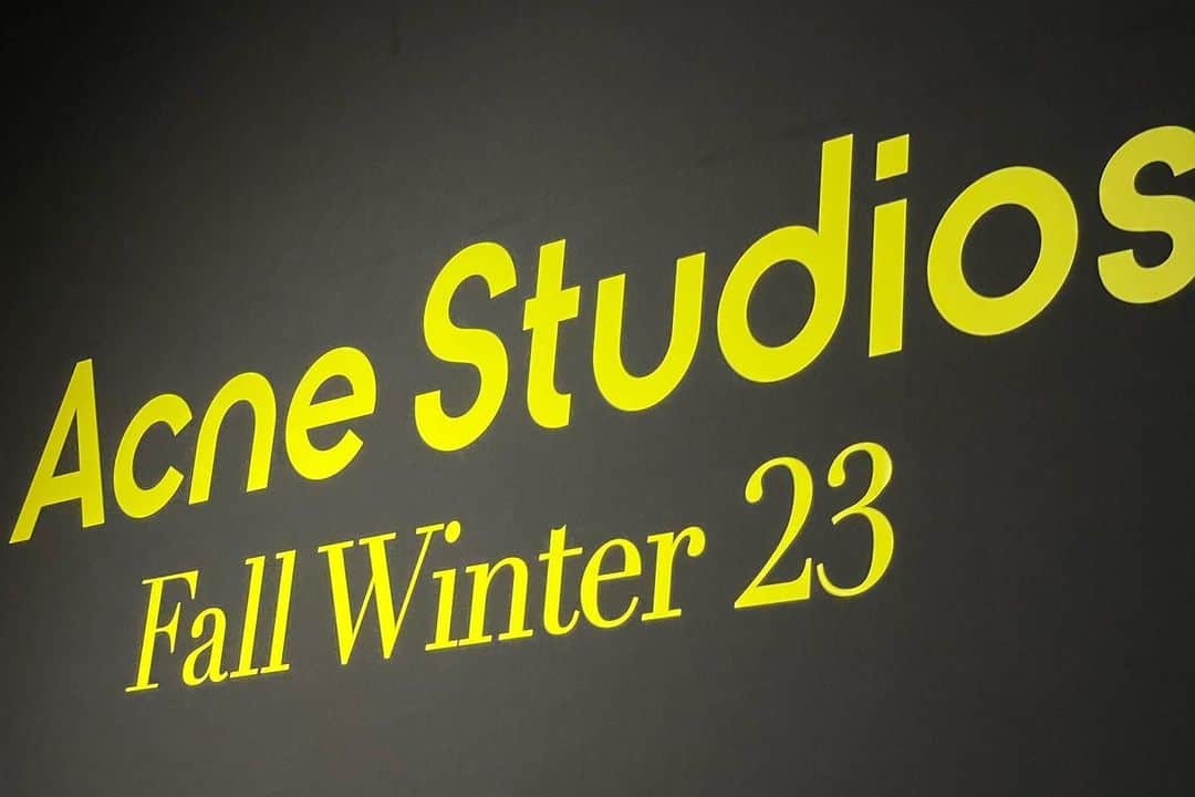 岡田蓮さんのインスタグラム写真 - (岡田蓮Instagram)「▪️Acne Studios  Acne Studios 2023 FALL & WINTER パリで発表された最新コレクションと、ショーで使用された Shona Heathによって制作された世界でひとつのアートピースも含め、コレクションの世界観を堪能できる素敵な空間でした🖤💐 @acnestudios」5月16日 21時43分 - ren.479