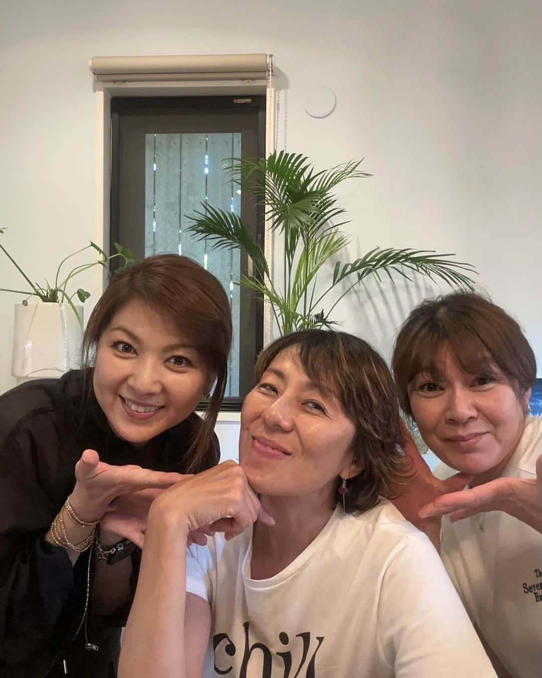 飯島直子さんのインスタグラム写真 - (飯島直子Instagram)「こんばんは^ - ^♪  いかがお過ごしですか？  夏のような気候でしたね^ - ^  今日は午後から網浜あみちゃんとRIKACOパイセン宅へ お邪魔しました^ - ^  相変わらずの美貌とステキ過ぎるおうちに目が回りました  美味しい食事をたくさんいただきました＾＾ やさしくて頼れるパイセンです 感謝感謝です(*´∀｀*)  14.15日のへんじおおめです  ひろっぺ！53才おめでとう♪  52才誕生日おめでとう！ よゆうで生きようね＾＾  昨日から一か月以上夜勤やだすねヽ(´o｀；ファイト！  帯状疱疹…なぜか流行ってる… 大事にしてね(*´-`)  54才誕生日おめでとう♪  久仁子55才おめでとう♪  55才誕生日おめでとう🎈  こちらこそ！ありがとう♡  脊柱管狭窄手術、怖いね… 頑張ってきてね、応援してるよ  104才おばあちゃん骨折！ 無事に手術終わるよう一緒に 祈るね(*´-`)  山形のだし、好きです！ 前によく作ってました＾＾  40才おめでとう♪なるべくおおらかに…だね＾＾  妹のかおる！長野から金沢まで 気をつけて行ってねᕦ(ò_óˇ)ᕤ  なんと！FC！  訪問看護頑張ってね(´∀｀*)  やめたいのにやめられないこと… 爆食、チリチリ毛を抜くこと。  志穂〜出産、退院おめでとう♪  美容整形して後悔するよりやりたい…いいじゃないですか＾＾ 応援しますよぉ٩(๑❛ᴗ❛๑)۶  娘、謎の目の腫れ…何もないこと祈ってるよᕦ(ò_óˇ)ᕤ  子宮体癌手術、頑張ってきてね はやく元気になってね 祈ってるからね！  緊急入院胆嚢炎手術！ 大変だったね…はやく元気になって退院できますように… パワーだよᕦ(ò_óˇ)ᕤ  バックの中身！ たいしたもの入ってませんが 今度紹介しますね^ - ^  今日は写真を撮り忘れましたが たこ焼きと海鮮丼もいただきました＾＾  朝食用の納豆を切らしてしまったので今の胃心を忘れずに 明日を迎えたいとおもいます ^ - ^  おやすみなさい╰(*´︶`*)╯♡  また明日♡♡」5月16日 21時45分 - naoko_iijima_705_official