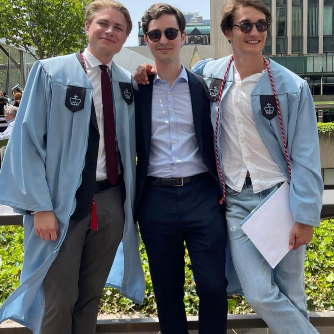 カーラ・ブルーニさんのインスタグラム写真 - (カーラ・ブルーニInstagram)「Fière de toi @a_enthoven !  🎓🎓🎓🎓 @columbia  Sono fiera di te @a_enthoven 🎓🎓🎓  I’m proud of you my son 🎓💜🎓 @a_enthoven  #proudmama」5月16日 21時45分 - carlabruniofficial