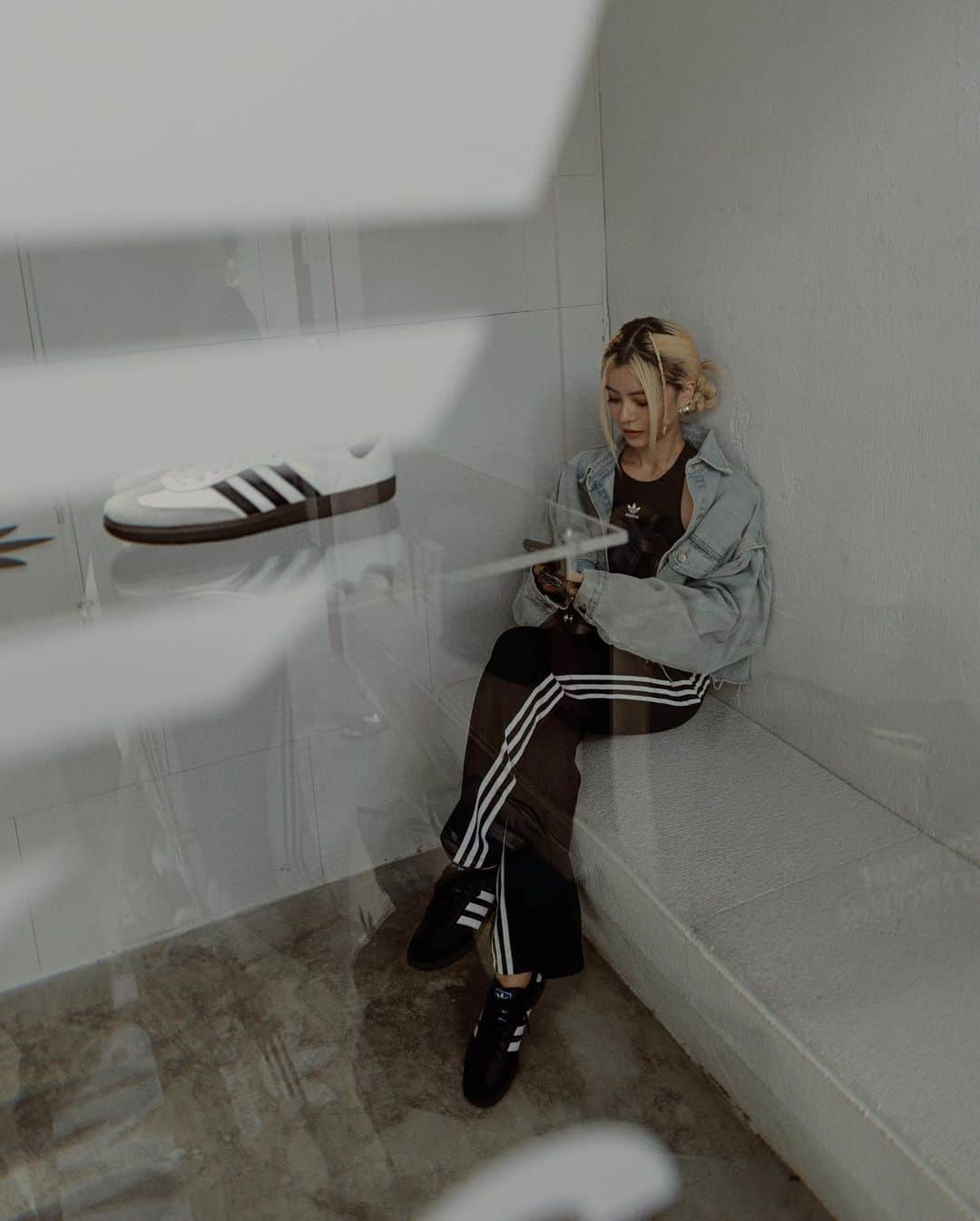 林咖安（Lyla）のインスタグラム：「#簡約穿搭 用一雙舒適的adidas Samba 展開🖤  adidas Samba 鞋款已有 70 年的歷史 鞋櫃裡從以前到現在 應該有快60雙adidas🤣 但經典款確實可以拿來搭很久～✨  復古元素加上潮流設計 皮革鞋面、燙金Logo、褐色橡膠鞋底 第一雙的 Samba 我選了- 黑色😎  昨天限動訊息前三名✉️： 「 哪裡買？ 」  📢05 / 18｜adidas Brand Center 信義概念店 📢05 / 20｜官網 & 全台指定門市  還有其他顏色，看實體比較準🫶🏼  @originals_tw  #SAMBASTYLE #adidasSAMBA」