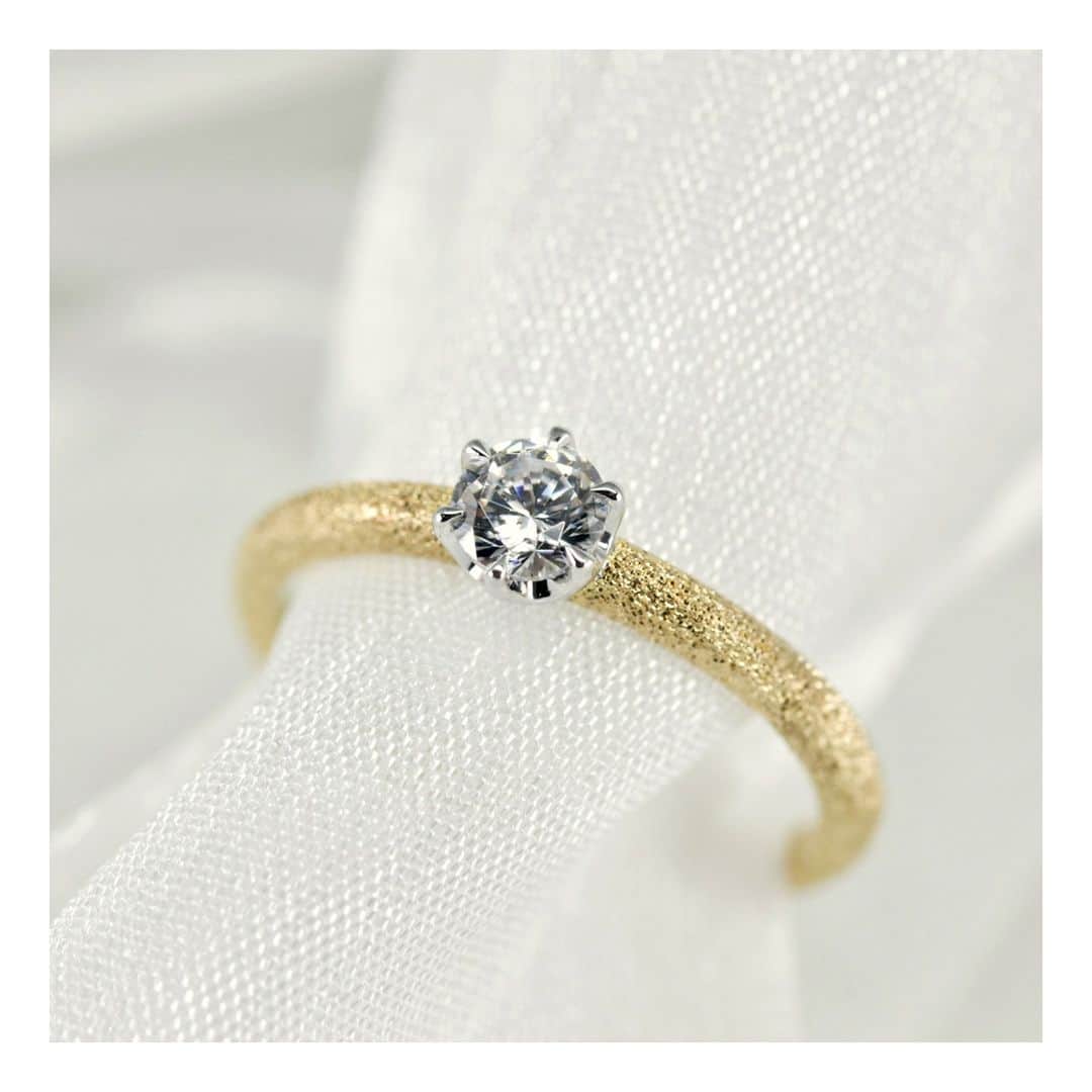 ith / イズ オーダメイド結婚指輪さんのインスタグラム写真 - (ith / イズ オーダメイド結婚指輪Instagram)「満点の星空のようにキラキラ輝くゴールドのリングアームは、“スターダスト” と名付けられた表面加工で作り出されています。  よく見ると、ダイヤモンドを留める爪はプラチナです。  ダイヤモンドの透明感を邪魔しないよう、地金の色を変えてお仕立て。石の高さも低くして、日常生活での身に着けやすさに配慮しました。  オーソドックスなかたちなのに、見たことないような仕上がりに。さりげないオーダーメイドが、お二人の個性を引き出します。  ▽ 指輪について 婚約指輪：コンビ K18YG/Pt950/0.2ct~：298,000円〜  *********************************** ⧉ ith 公式WEB  @ith_marriage アカウントTOPへ 　 ☞ プロフィールURLをタップ  ⧉ 公式ハッシュタグ   ☞ #イズマリッジ   ⧉ 暮らしに寄り添うジュエリー  ith online store ☞  @ith_jewelry   ***********************************  #結婚指輪 #マリッジリング  #婚約指輪 #エンゲージリング #カスタマイズ #オーダーメイド #オーダーメイドリング #手仕事 #結婚指輪オーダー #アトリエ #ゴールドリング  #ダイヤモンド #結婚指輪探し #結婚指輪選び #指輪選び #指輪探し #結婚準備 #婚約 #プロポーズ #プレ花嫁  #花嫁準備 #2023夏婚 #2023秋婚  #2023冬婚 #2024春婚 #職人 #コンビカラー #スターダスト」5月16日 21時50分 - ith_marriage