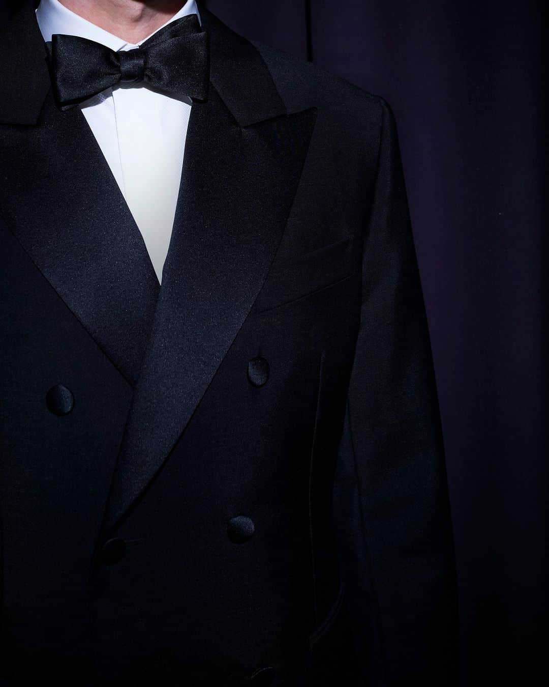 ベルルッティさんのインスタグラム写真 - (ベルルッティInstagram)「- GETTING READY FOR CANNES WITH #BERLUTI -   Tuxedoes are Berluti’s strong suit. A double-breasted front, peak lapels, mohair and silk fabrics worn with a crisp cotton poplin shirt and a bow tie create a timeless, strikingly elegant silhouette.   Photography by @saskialawaks  #CANNES2023 #DRESSEDINBERLUTI」5月16日 22時00分 - berluti
