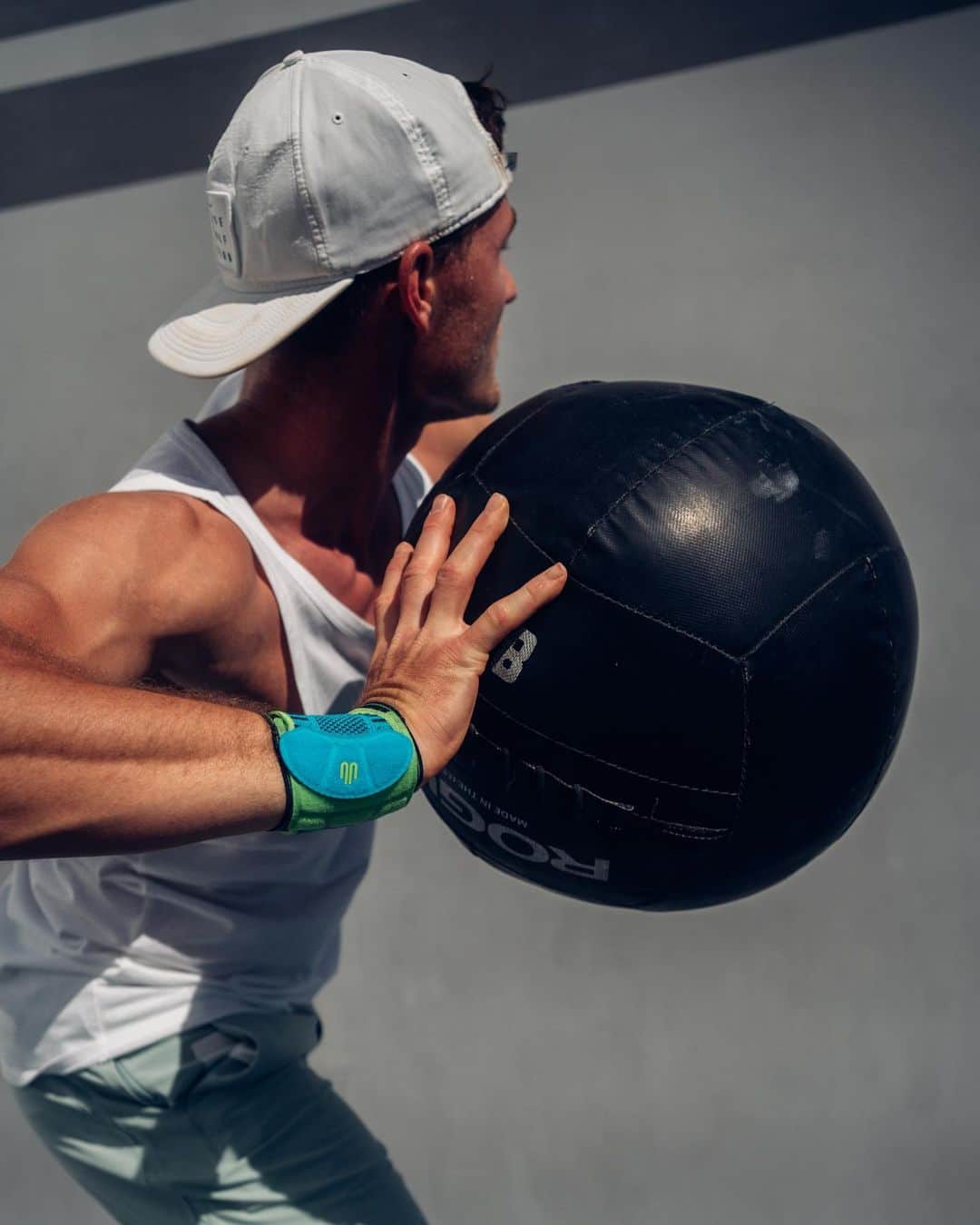 トーマス・レーラーのインスタグラム：「Eyes peeled for the @bauerfeindsports Birthday Bash. Save 25% on your sports support gear. Code: Bash25   #bauerfeind #support #partner #trackandfield #gym #wristsupport #backsupport」