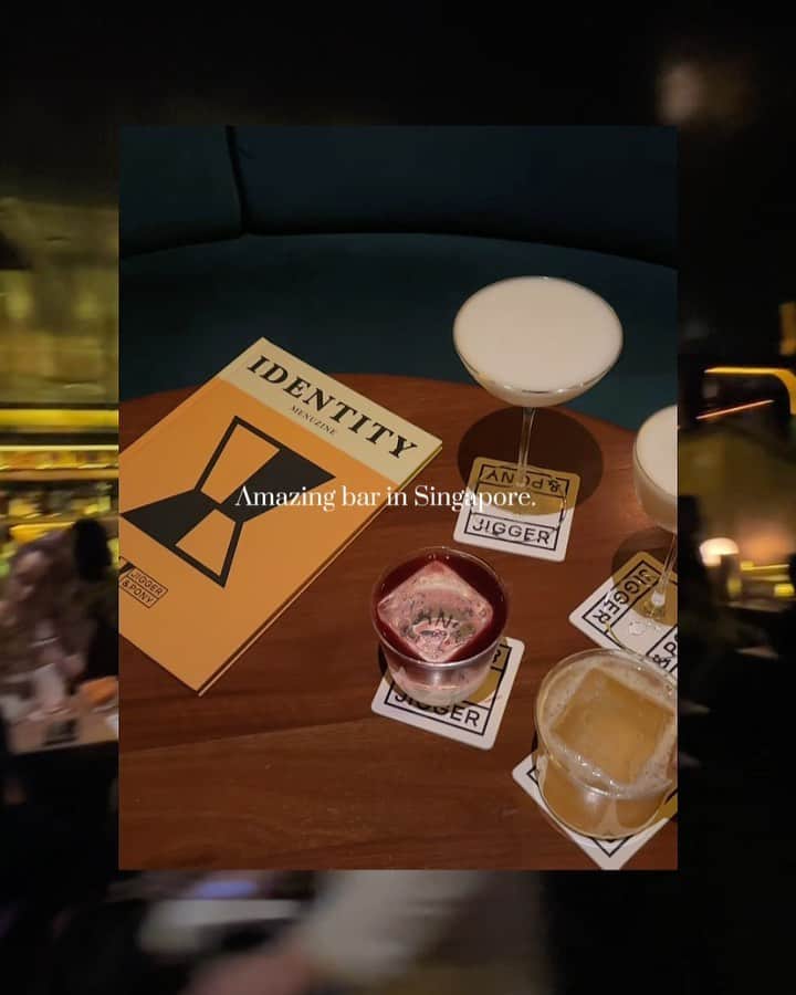 郭圈圈のインスタグラム：「#請直接收藏  第一晚晚餐跟酒吧都很厲害！我們都很滿意♥️可以說是 #新加坡必吃 ！#最後公布帳單🧾 新加坡物價真的高🫣 - 圖2-6 #珍寶海鮮 @jumboseafoodsg 🦀️ 當然要點招牌 #辣椒蟹  不會到真的很辣（我本身是只吃小辣的人～）我們這隻1.3kg真的很大隻！吃起來好過癮喔！炸饅頭沾醬汁超讚🤤單點的鱈魚也好吃～我覺得最驚豔的是 #摩卡排骨！超特別～用可可&咖啡粉製作醬料🍫吃起來很香～搭配起來完全不違和～整個很入味😋 - 另外就是覺得服務生可以貼心一點啦～ 都沒問我們炒飯要什麼大小（後來才發現有分小中大）但他直接幫我們點了中份，結果就是完全吃不完呀～我們點了這麼多耶🤣（一共點了7道菜）（炒飯跟金沙蝦球是唯二我沒吃的，但大家也都覺得不錯）只是吃完看到帳單很驚豔(ㄒㄧㄚˋ) （畢竟菜單上也沒有螃蟹的價格，鱈魚算公克的，點了4份我們也沒認真算） 結帳時阿恩猜4、5千、雷霆猜5、6千、Fiona猜8千被說神經）結果是⋯破萬🫣（我負責先刷卡的所以我沒猜） - 螃蟹帳面上看起來是140新幣，但+服務費&稅18%後，大約是$3800台幣，但很好吃啦！我們很滿足😆🥰🙌🏻 - 🍸酒吧的部分 @jiggerandponysg  這間超強！從2019每年都是全世界&亞洲前50名酒吧🙌🏻（2022除了全世界第12名，更是亞洲第一名🥇） 我們在台灣的時候就已經線上訂位✅ - 位於AMARA酒店一樓（蠻妙的地點，跟原本想像中不一樣）一進門整個氛圍就很對🥳 菜單是做成一本書，都有圖片跟介紹唷！店員也超熱情的❤️‍🔥介紹的酒我們也都很喜歡🫶🏻連附的地瓜薯片都超好吃！鹹甜鹹甜😻 只是這邊平日12點就關了～（覺得蠻早） （費用的部分+上服務費&稅，我們7杯酒是$232.85新幣，約台幣$5355，一杯平均$765。） - 最後叮嚀：珍寶也建議大家先訂位，我們現場4位等了一個小時左右⋯因為四位的位置比較少，2位的話就還蠻快就有位置喔！（我們是週三去，人潮就這麼多喔） - 還有另一間新加坡的bar很有名 因為裝潢很美～但想訂位時都沒了 大家可以參考： @atlasbarsg ✨ . . . #圈圈去新加坡🇸🇬  #新加坡美食 #新加坡 #新加坡酒吧 #新加坡旅遊 #singaporebar #singapore #singaporefood #新加坡生活 #jiggerandpony #jumboseafood」
