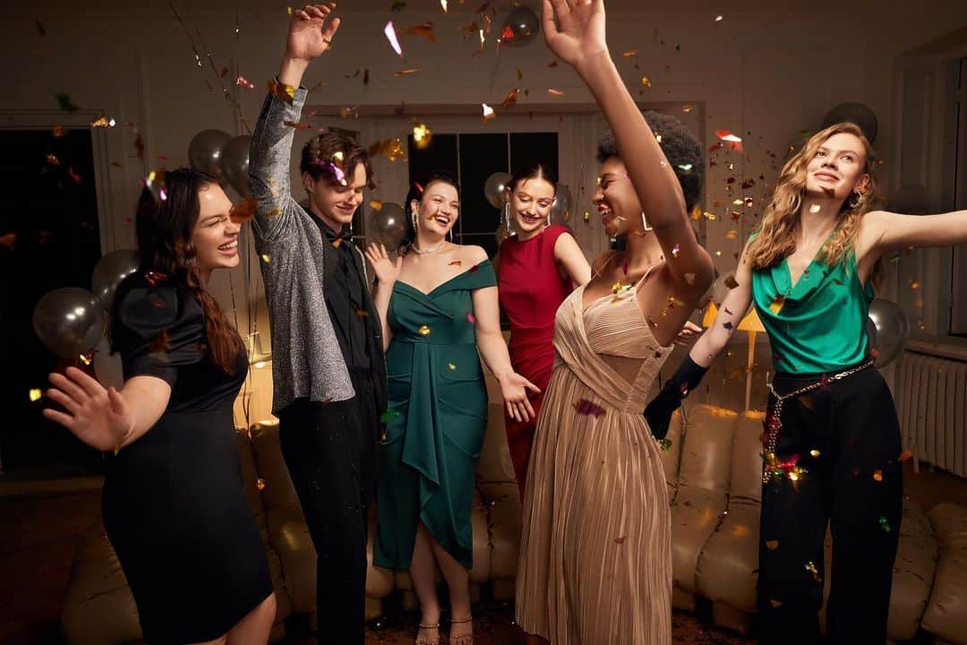 SHEINのインスタグラム：「Congrats, grads! 🎓💫 Here's to celebrating new beginnings in style 🎉   🔗:https://shein.shop/m9tu9hd  #SHEINgraduation」