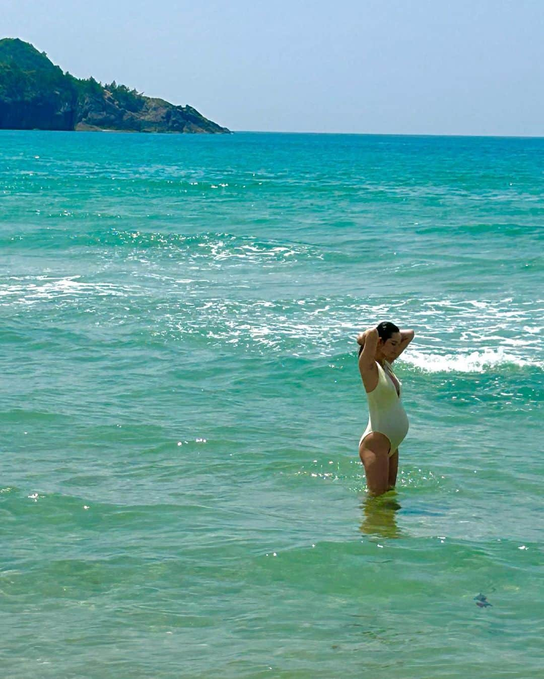 松岡モナさんのインスタグラム写真 - (松岡モナInstagram)「Best cold plunge in the world🩵💦 The sea🌊🪸🪼 My mom drove me to Shimane from Hiroshima which isn’t a long drive at all and we got to go to the beach we used to go when I first moved to Japan 🩵  It’s been 15 years but it’s still so clean and gorgeous as I remember it🤍🥹」5月16日 21時54分 - monamatsuoka