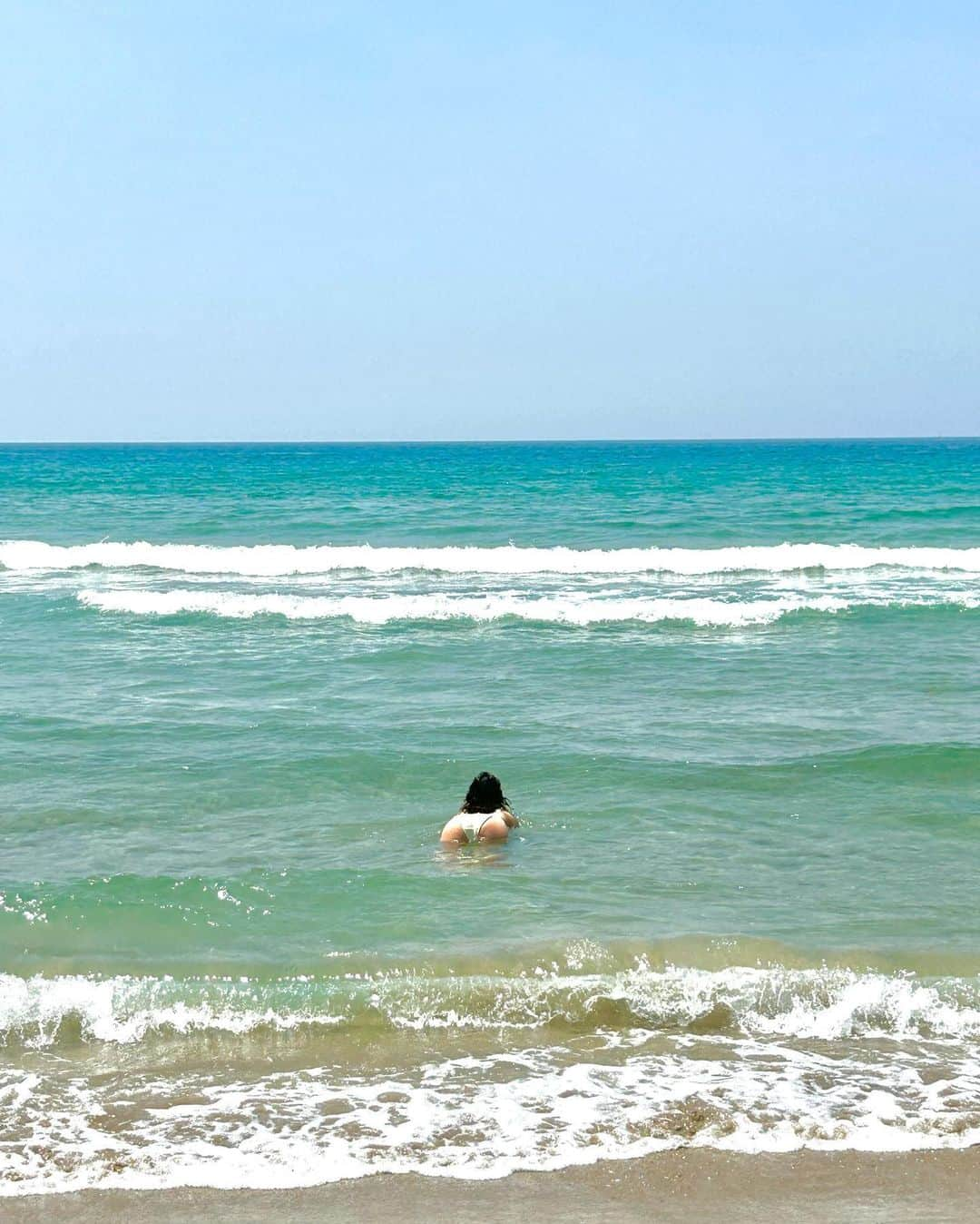 松岡モナさんのインスタグラム写真 - (松岡モナInstagram)「Best cold plunge in the world🩵💦 The sea🌊🪸🪼 My mom drove me to Shimane from Hiroshima which isn’t a long drive at all and we got to go to the beach we used to go when I first moved to Japan 🩵  It’s been 15 years but it’s still so clean and gorgeous as I remember it🤍🥹」5月16日 21時54分 - monamatsuoka