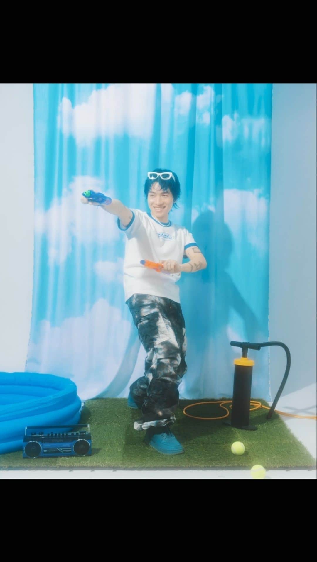 SIRUPのインスタグラム：「激アツBLUE BLUR TOURグッズ 明日21時から一般発売やで🔥🔥  ツアーに各々のコーデで現れてくれると最高の時間になりそうなのでゲトってね💙  asmartは事前に会員登録しておくことをおすすめします👌🏻👌🏻👌🏻  ※リンク先は時間になると一般発売商品が表示されます  プロフィールのグッズのハイライトにリンク付きストーリー残しときます🫂」