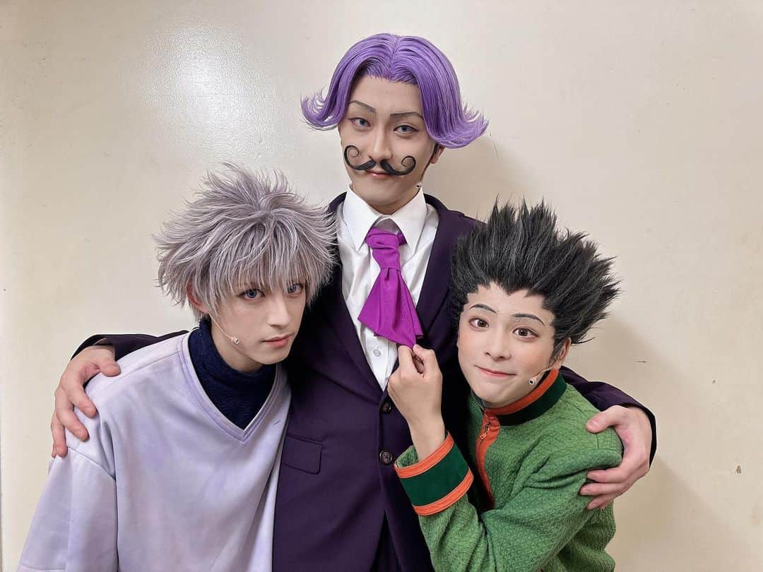 田鶴翔吾のインスタグラム：「『HUNTER×HUNTER』THE STAGE  可愛いルーキー達と👨‍👦‍👦 本当に可愛い子達ですね。  #舞台ハンター #ゴン　 #キルア #サトツ #田鶴翔吾 #阿久津仁愛 #大友至恩」