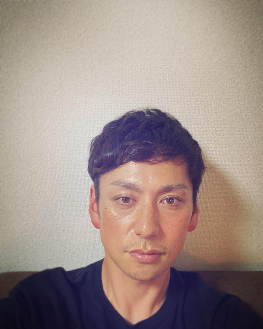 川久保拓司のインスタグラム：「そういえばニューHairStyle。 大野さん、いつも本当にありがとうございます！ かなり伸びた髪をガッツリ。 スッキリ。 きもちいい。 軽い。 #ENISHI #恵比寿 #大野彰宏 #いつもお世話になりまくってます」