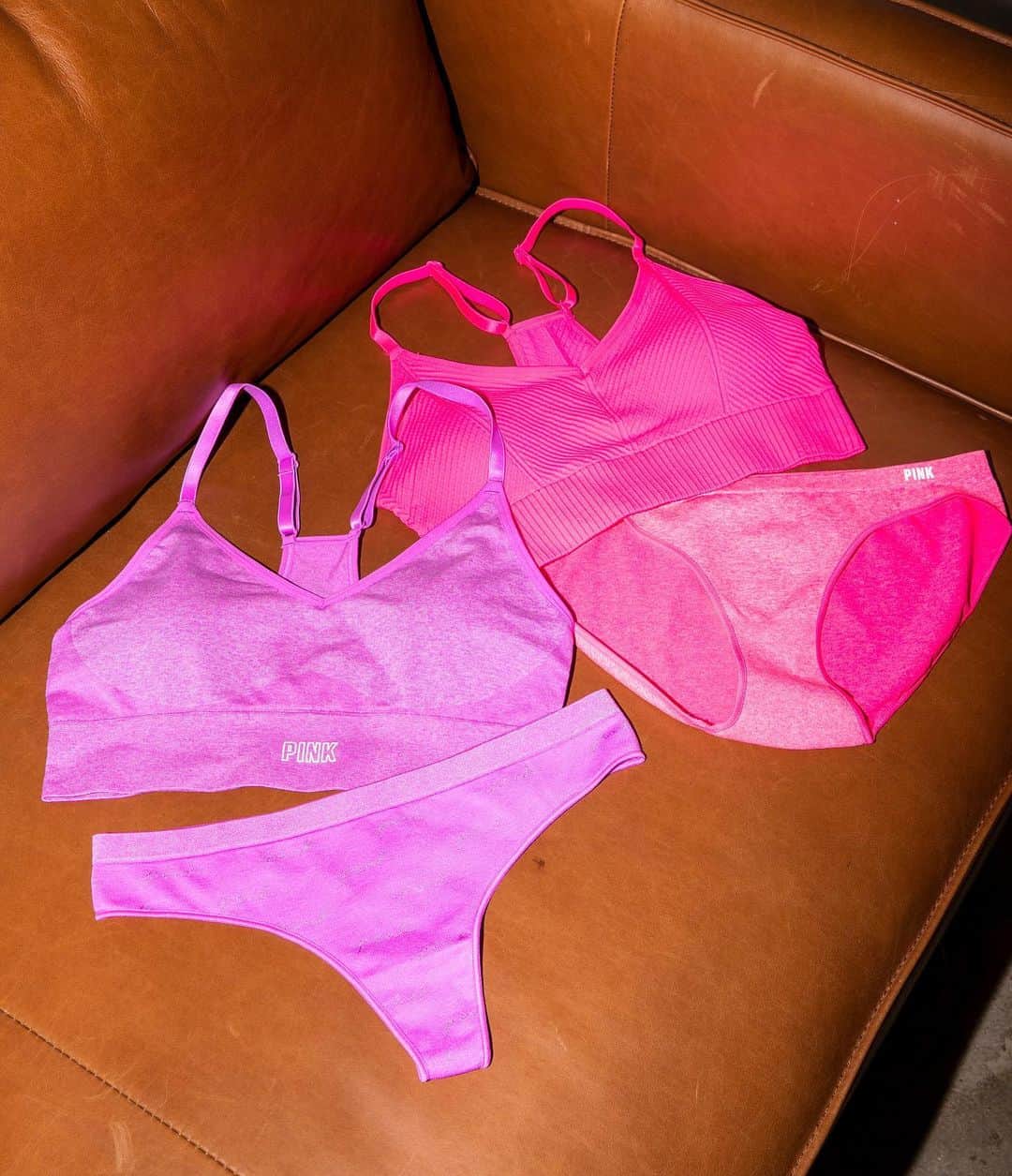 Victoria's Secret PINKさんのインスタグラム写真 - (Victoria's Secret PINKInstagram)「Summer and Seamless Sets go together like iced tea and lemons, hot dogs and baseball games, chilly nights and bonfires, etc.」5月16日 22時03分 - vspink
