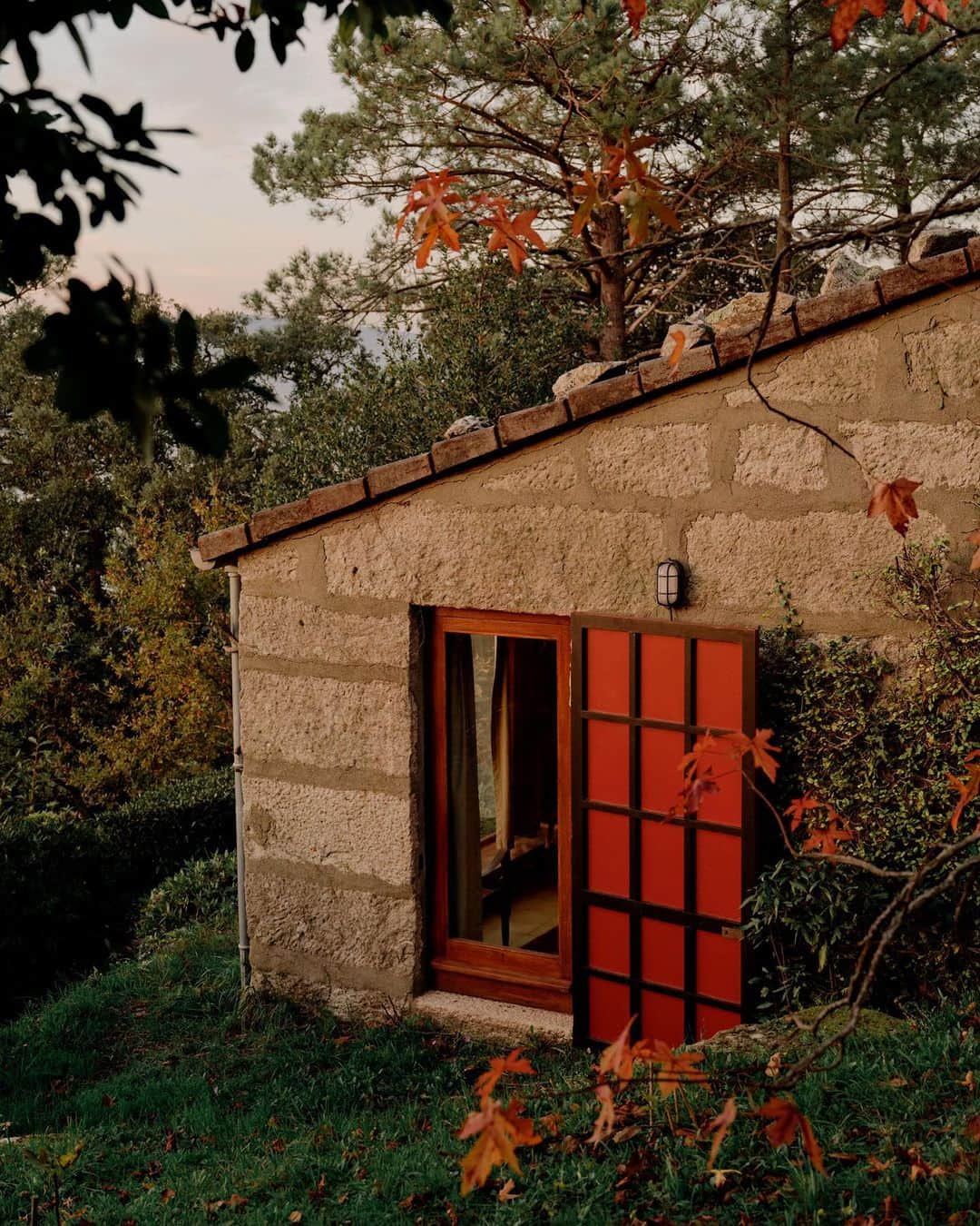 Kinfolk Magazineのインスタグラム：「“Made for people. No high technics. A sense of being real.” Architect Sergio Fernandez on the simple philosophy behind his Portuguese vacation home Vill’Alcina, featured in Issue Forty-Seven. (Photo: @_marinadenisova_)」