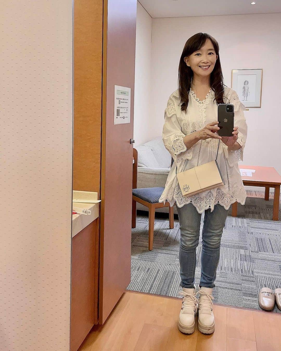 アグネス・チャンのインスタグラム：「今日の私服。お嫁さんから貰ったバッグを早速使ってます。嬉しい、可愛い、使い易いプレゼントです。」