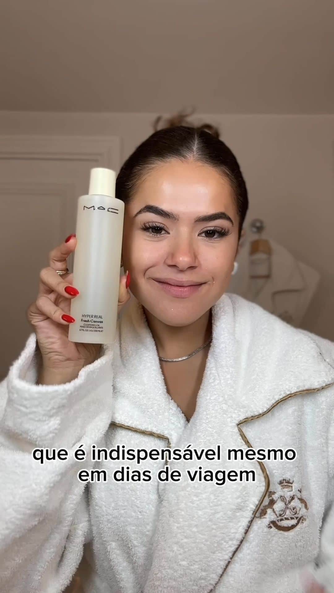 M·A·C Cosmetics BRのインスタグラム：「CORRE AQUI 🏃‍♀️😱 Que a @maisa revelou a rotina de skincare dela, e é todinha com a nossa linha Hyper Real, um paraíso de renovação, cuidado e muuita hidratação 🥰 No final ela ainda te mostra no detalhe, um lançamento suuper especial que logo chega por aqui 👀   Produtos usados: ✨ Hyper Real Cleansing Oil  ✨ Hyper Real Serumizer ✨ Hyper Real SkinCanvas Balm  Quem mais A-M-O-U? Me conta aqui embaixo seu favorito 👇  #MACHyperReal #MACSkincare #MACLançamentos」