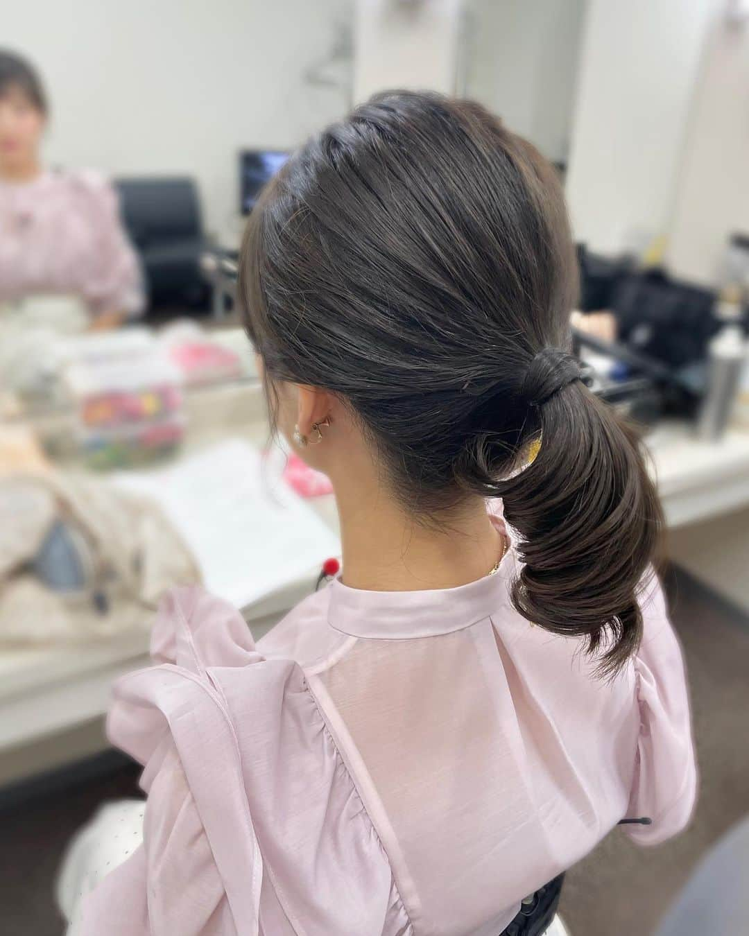 白木愛奈さんのインスタグラム写真 - (白木愛奈Instagram)「先週と今週の日曜版衣装です✨👗  実はこの1週間で、髪を切って染めました😊短く、暗くなりました✨ 毎年夏が近づくと、伸ばしていた髪を切りたくなってしまいます😅  明日から県内でも気温が急上昇。 30℃を超える予想も出ています。 体が暑さに慣れていないこの時期は、熱中症への注意も必要です‼️ みなさん、暑さ対策しっかりと行ってくださいね☀️  #とびっきりしずおか日曜版 #とびっきりしずおか #衣装 #ヘアアレンジ」5月16日 22時06分 - shiraki_mana