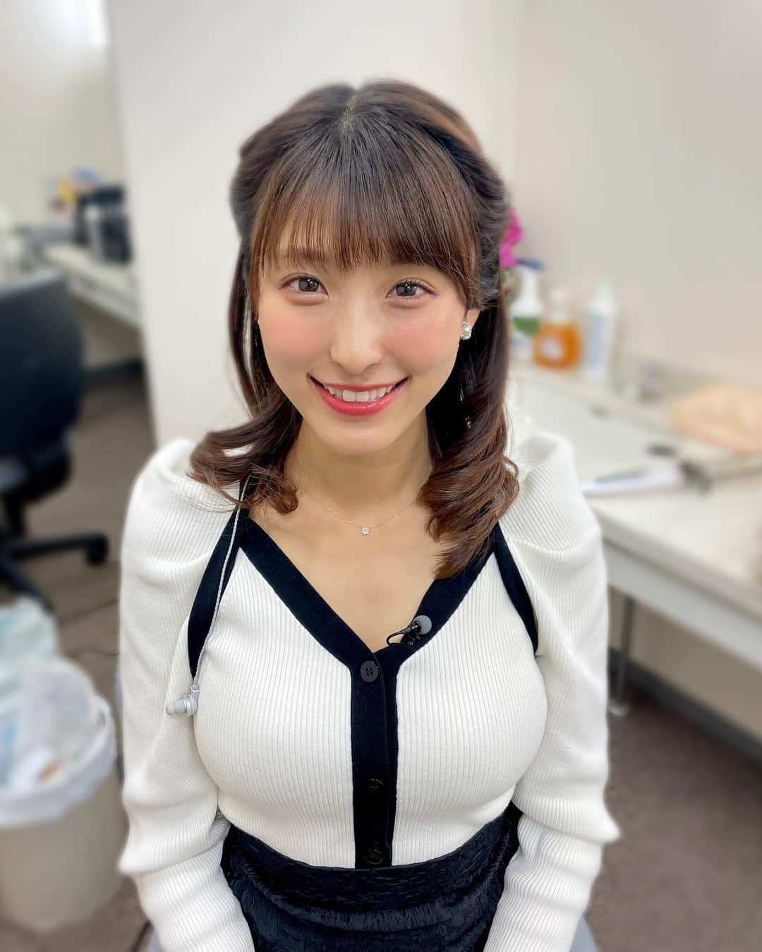 白木愛奈のインスタグラム：「先週と今週の日曜版衣装です✨👗  実はこの1週間で、髪を切って染めました😊短く、暗くなりました✨ 毎年夏が近づくと、伸ばしていた髪を切りたくなってしまいます😅  明日から県内でも気温が急上昇。 30℃を超える予想も出ています。 体が暑さに慣れていないこの時期は、熱中症への注意も必要です‼️ みなさん、暑さ対策しっかりと行ってくださいね☀️  #とびっきりしずおか日曜版 #とびっきりしずおか #衣装 #ヘアアレンジ」