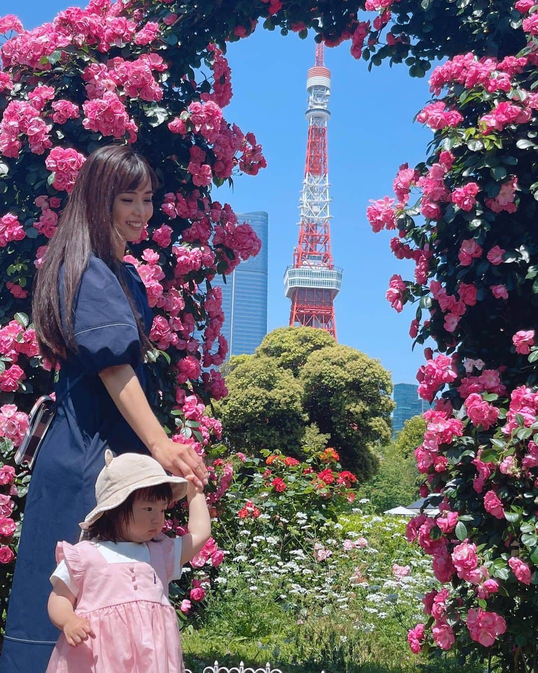 加藤雅美さんのインスタグラム写真 - (加藤雅美Instagram)「. 先日、仲良しのきっちゃん(@megu813 )親子と あいぴー(@aiko_kayo1211 )と一緒に 芝公園にある薔薇のアーチを見に 行ってきましたー☺️🌹✨ . 5/10に行ってちょうど満開で見頃でした🥰 薔薇と東京タワーのコラボが綺麗だった🥹✨ . そしてきっちゃん親子が たまらないほど可愛かった〜😍🫶💕 お花の可愛いお揃いの帽子は きっちゃんのお手製なんだそう🥹👒❤️ いつも癒しをありがとう🥰🙏💖 . 私もきっちゃんの娘の可愛い のあちゃんと一緒に親子かのように 撮らせてもらいました😂🙏❤️笑 良い思い出になりました☺️💖 . 薔薇は５月が見頃だそうです🌹 可愛いわんちゃんたち🐶も たくさん訪れていて薔薇と 写真撮影をしていました🥰✨ 気になる方はぜひ💖 . #東京タワー #芝公園 #芝公園 #薔薇 #🌹 #バラ #バラ園  #バラのモニュメント #バラのアーチ #東京タワーと薔薇 #🗼 #tokyotower #母と娘 #花の帽子 #👒 #可愛い親子 #今吉めぐみ #かよう愛子 #加藤雅美 #SDN48 #東京子連れ #子連れ東京 #子連れお出かけ #港区 #東京観光  #friends #love #rose #tokyo #japan #me」5月16日 22時07分 - mamikato97