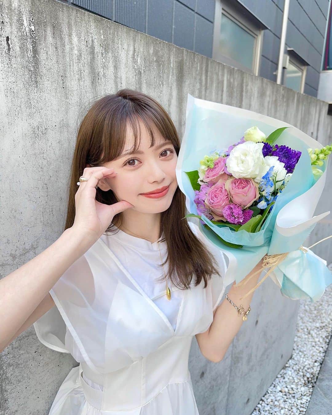 のインスタグラム：「💐💙  お花もらったのだ〜✌︎るんるんっっ  かわいすぎるお洋服は @labelleetude_official の( ᷇࿀ ᷆ )  @lila_tsuyoshi さんに先日染めてもらった 髪の毛、いい感じに色落ちてきた🤍 実は長さと量も少し切ってもらったの◎  #flowers #labelleetude #outfit #bouquet #花束 #嬉しい #ネックレス #necklace」