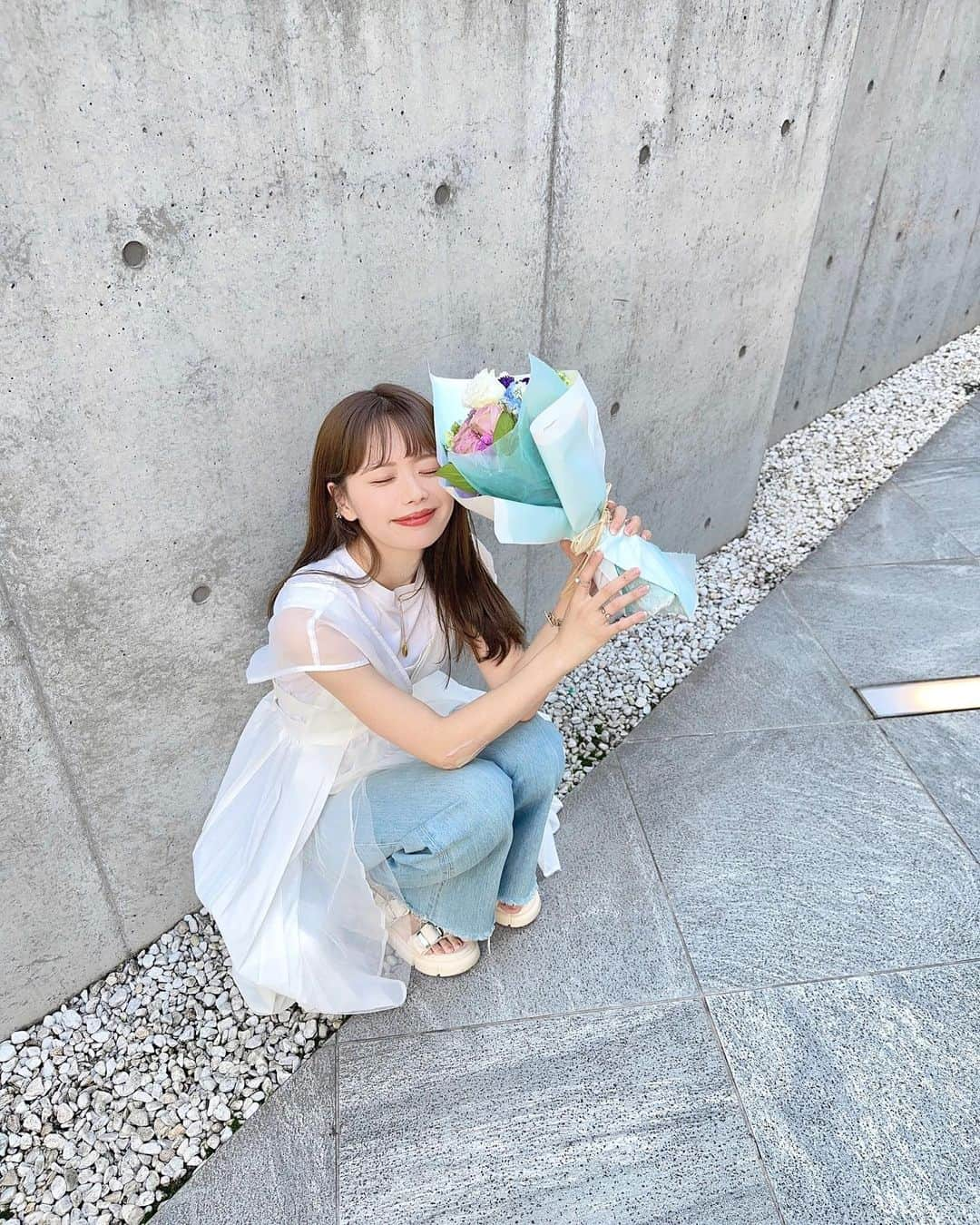 山崎春佳さんのインスタグラム写真 - (山崎春佳Instagram)「💐💙  お花もらったのだ〜✌︎るんるんっっ  かわいすぎるお洋服は @labelleetude_official の( ᷇࿀ ᷆ )  @lila_tsuyoshi さんに先日染めてもらった 髪の毛、いい感じに色落ちてきた🤍 実は長さと量も少し切ってもらったの◎  #flowers #labelleetude #outfit #bouquet #花束 #嬉しい #ネックレス #necklace」5月16日 22時07分 - haruka_yamazaki