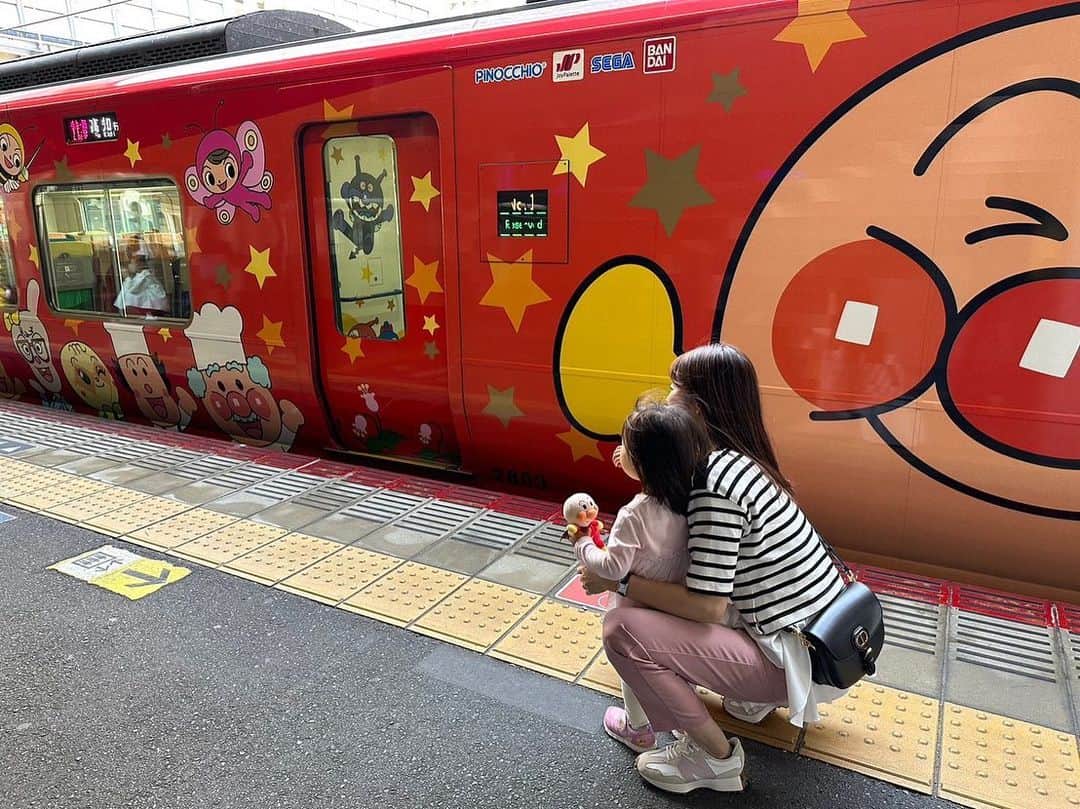 橘知衣代のインスタグラム：「* GWは家族でアンパンマン列車の旅へ〜🧳  まずは広島から新幹線で岡山へ🚄 岡山から、土讃線あかいアンパンマン列車に乗って琴平へ向かいました🚃 アンパンマン列車がホームに来た瞬間から大喜びの娘を見て、私も夫も大喜び🥰 アンパンマンやいろんなキャラクターを見つけて楽しんでいました👧🏻❤️ 私たちが座った席は、アンパンマンとメロンパンナちゃんでした✌️  車内もとっても可愛かった〜🕊️🤍  続きます…  #アンパンマン列車  #土讃線  #あかいアンパンマン列車  #アンパンマン」