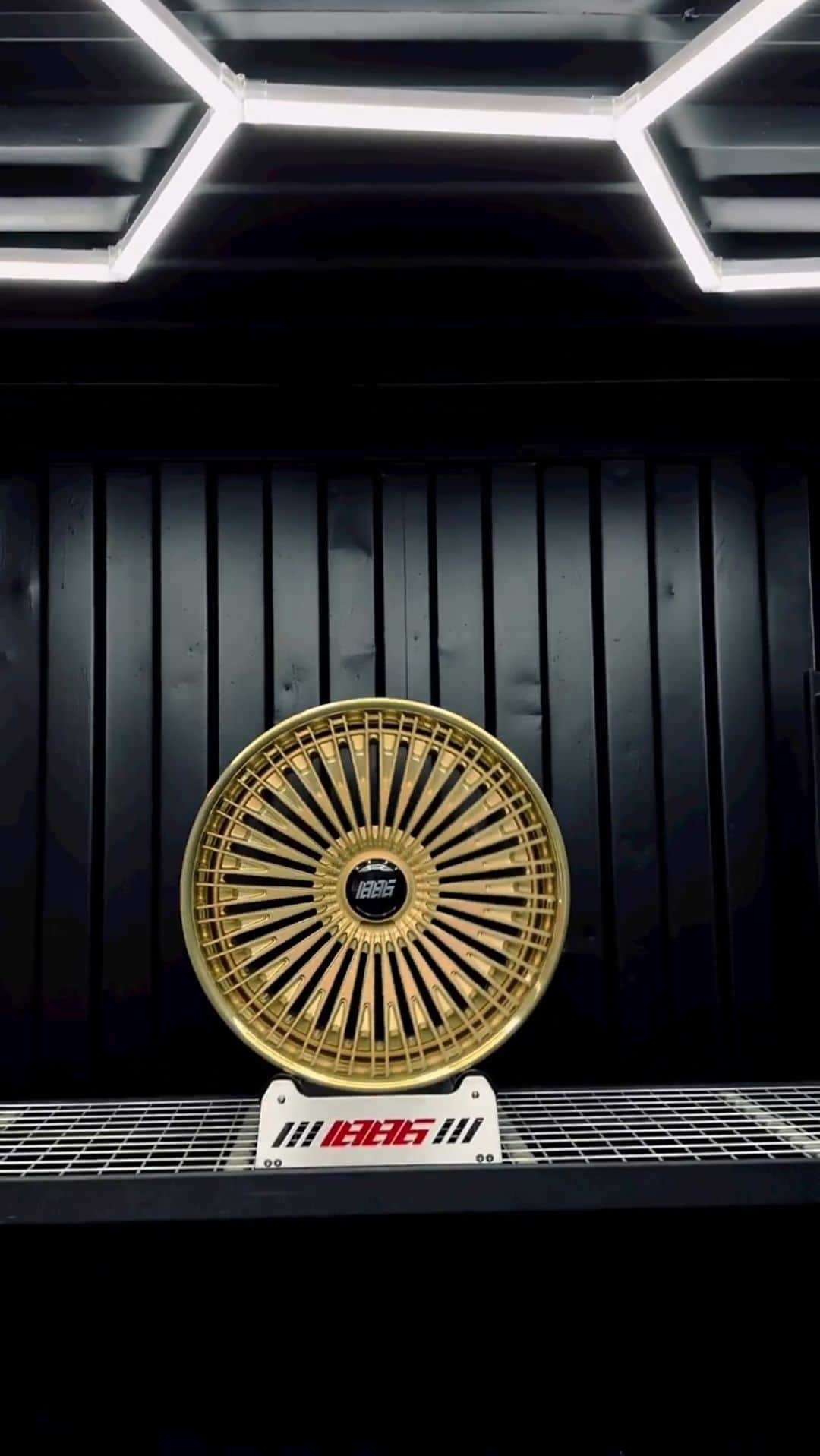 CarsWithoutLimitsのインスタグラム：「Some beautiful @1886forgedwheels finished in Gold getting ready for a Rolls Royce!   #carswithoutlimits #rollsroyce #forgedwheels」