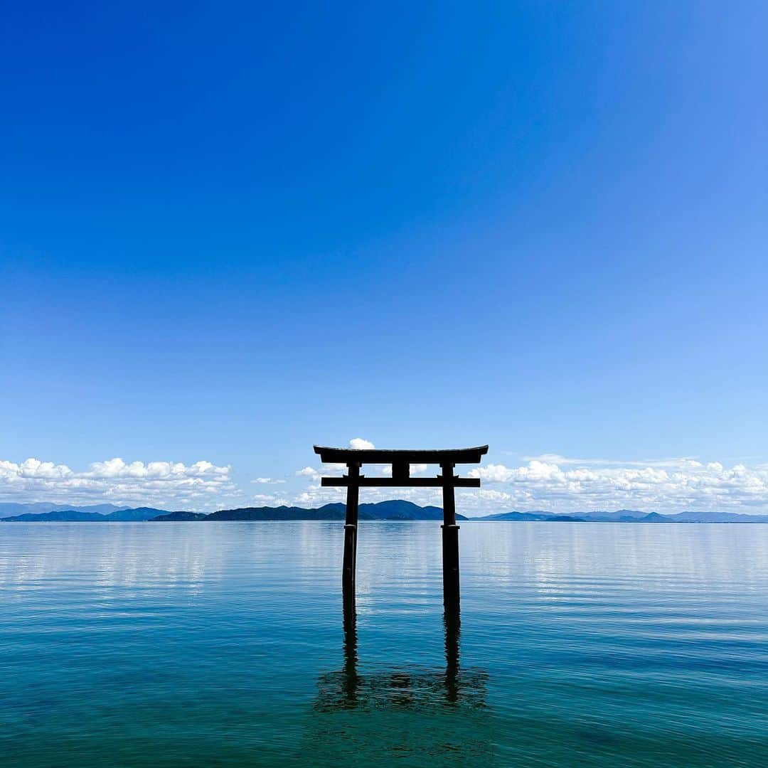 大瀧彩乃さんのインスタグラム写真 - (大瀧彩乃Instagram)「・ 数年越しの白鬚神社⛩️ やっとこれた日は晴天でこの日まで待って良かった☀️  夏はもうすぐ🧊  #白鬚神社#滋賀#東京京都生活#leicaq2」5月16日 22時15分 - _ayanootaki_