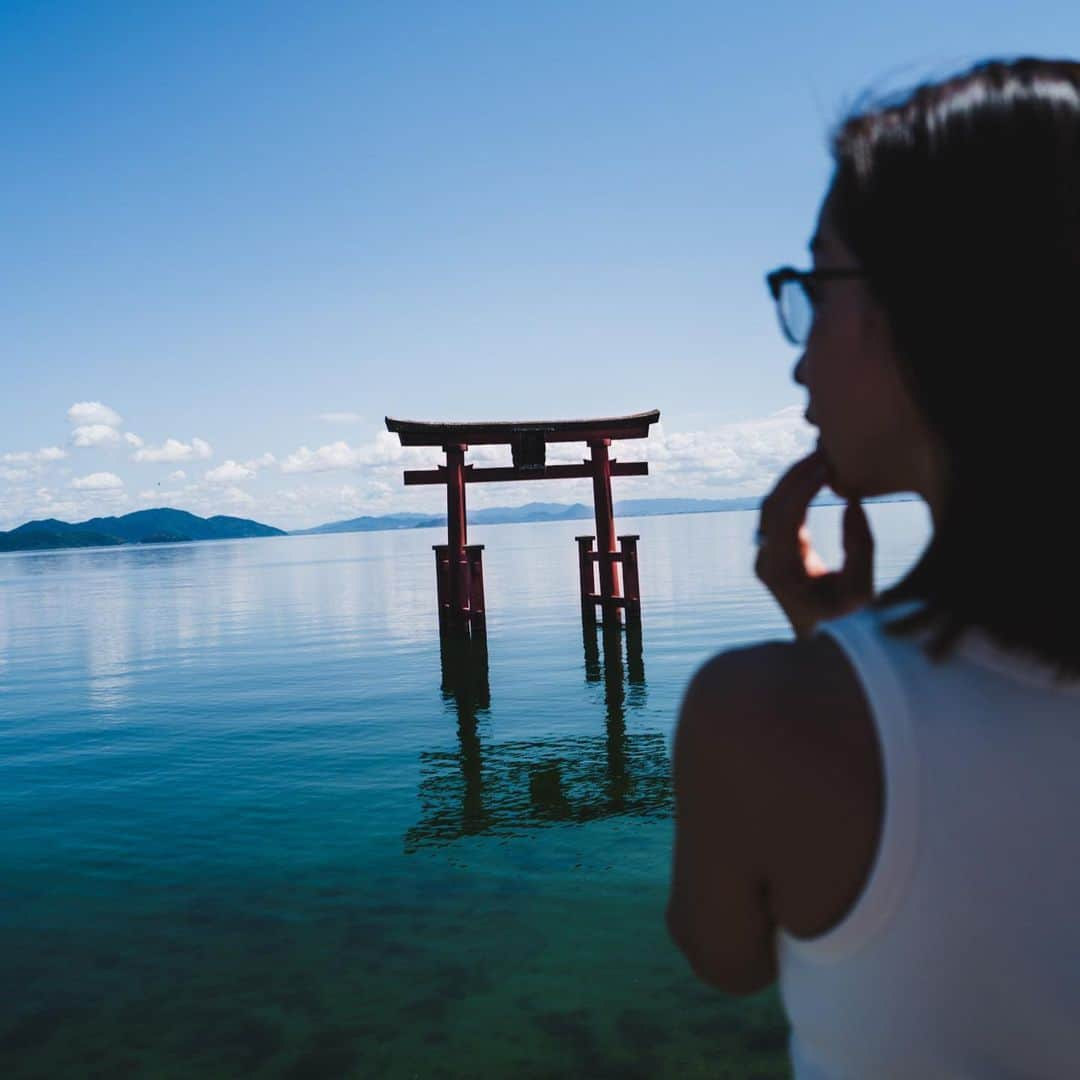 大瀧彩乃のインスタグラム：「・ 数年越しの白鬚神社⛩️ やっとこれた日は晴天でこの日まで待って良かった☀️  夏はもうすぐ🧊  #白鬚神社#滋賀#東京京都生活#leicaq2」